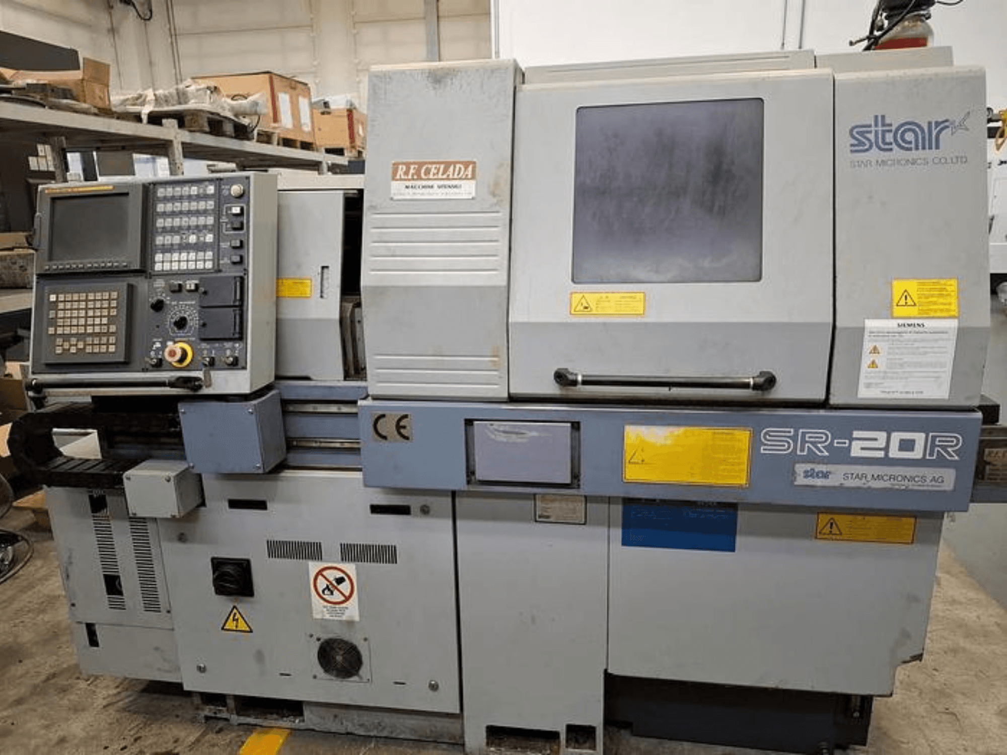 Torno CNC Star SR-20R com painel de controlo, vista frontal, com botões de operação, ecrã e etiquetas de segurança.