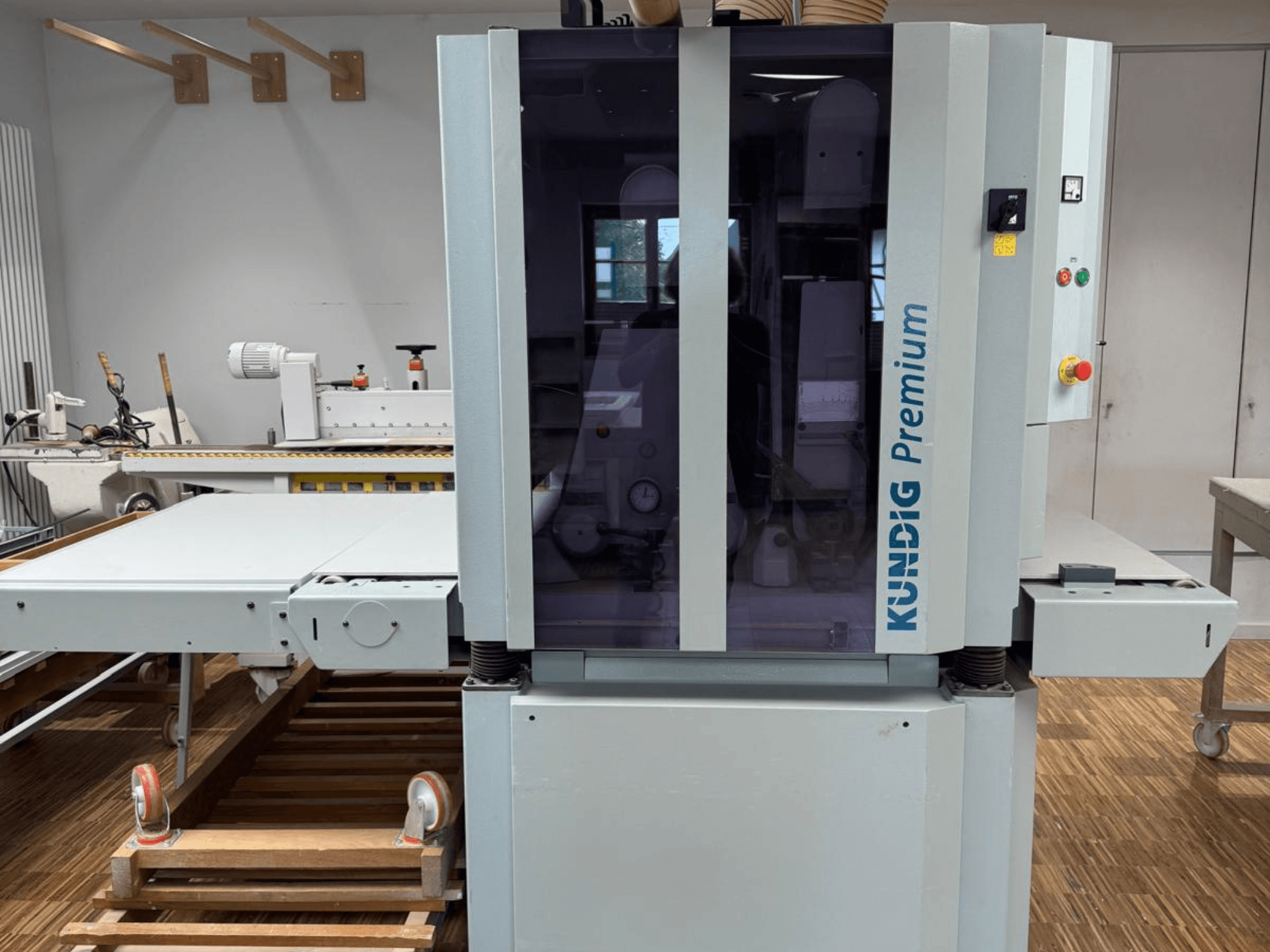 Lixadeira de cinta Kundig Premium 2-1100-RP em vista frontal com painel de controlo e caixa de vidro grande para visibilidade.