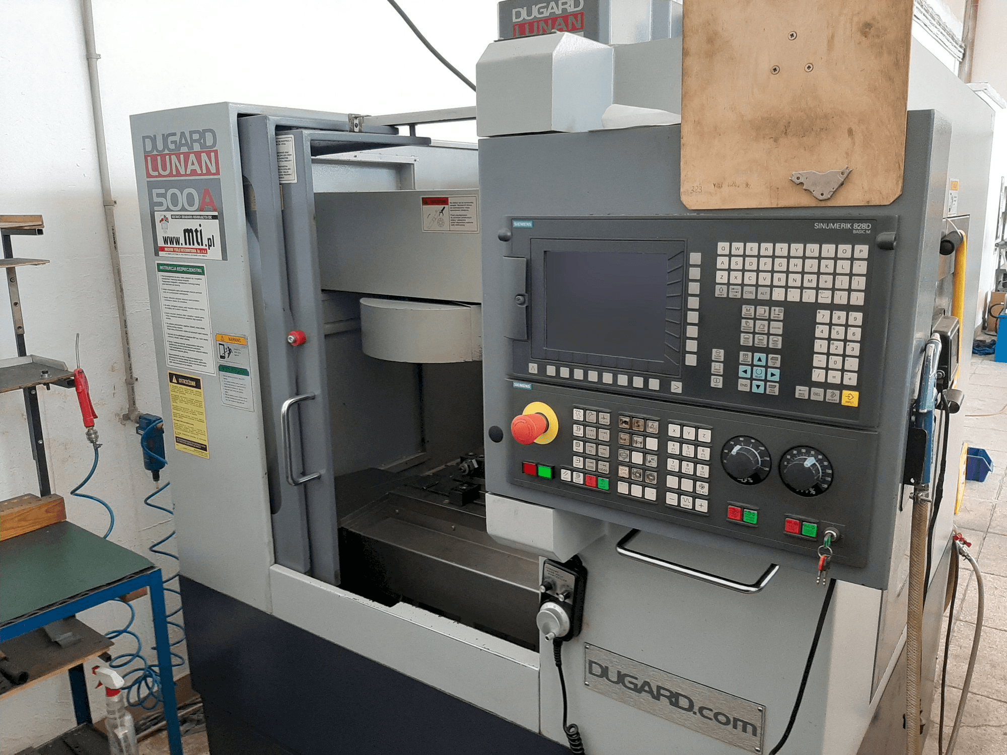 Vista Frontal da Dugard LUNAN 500A máquina