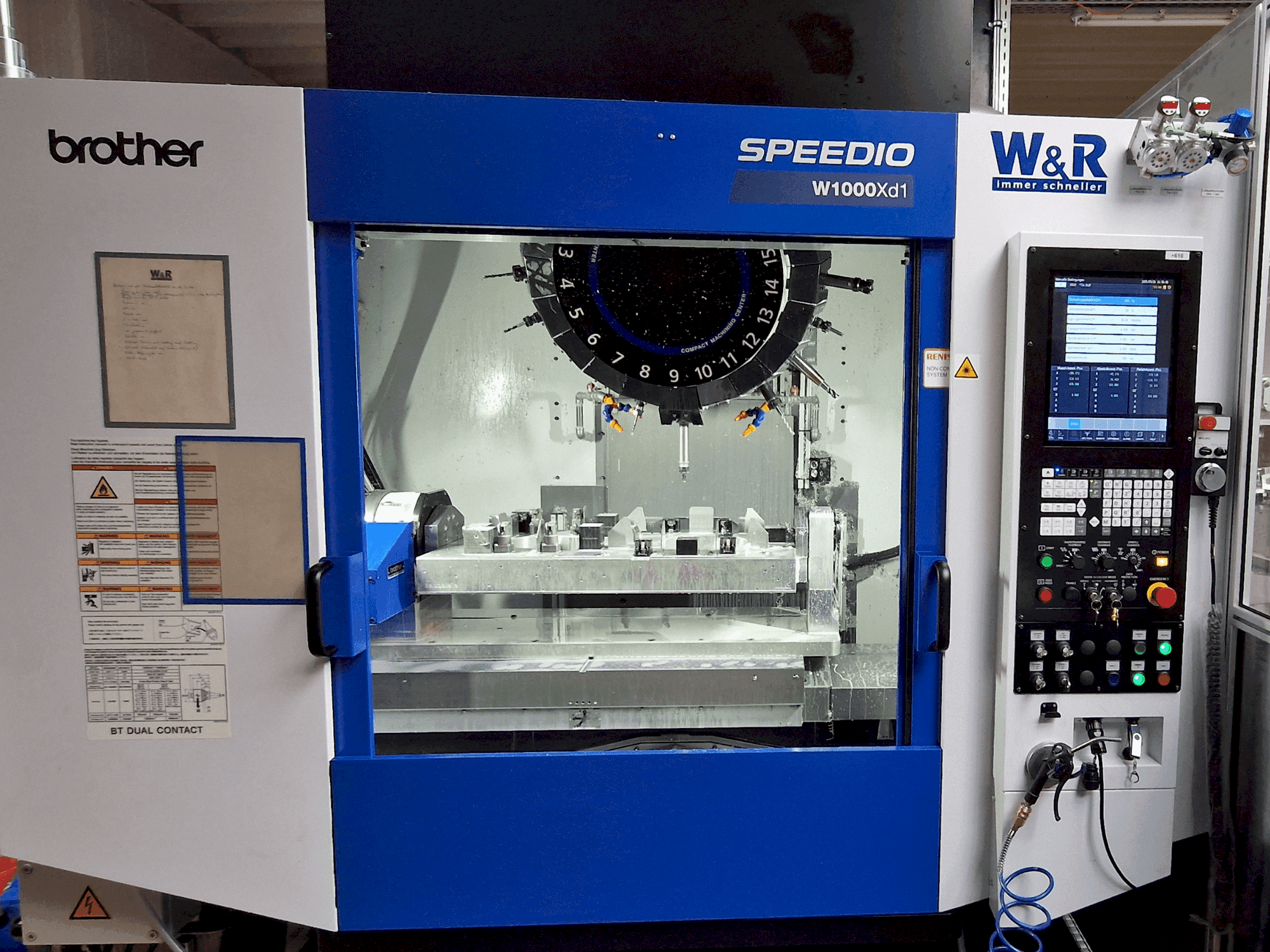 Vista Frontal da Brother Speedio W1000Xd1 máquina