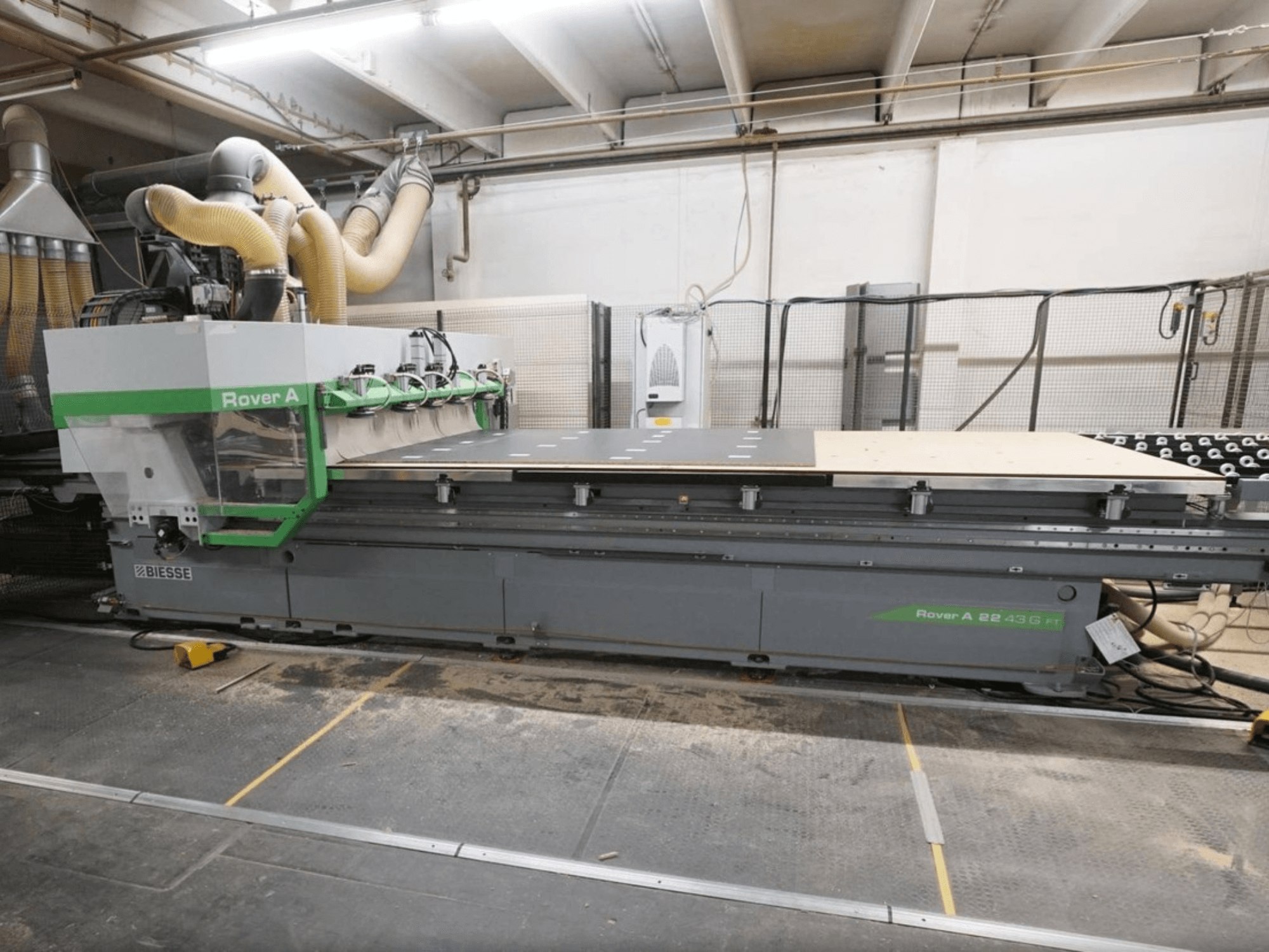 Centro de maquinagem de madeira CNC BIESSE Rover A FT 2243, vista frontal, com uma ampla mesa de trabalho e um sistema de fixação de ferramentas.