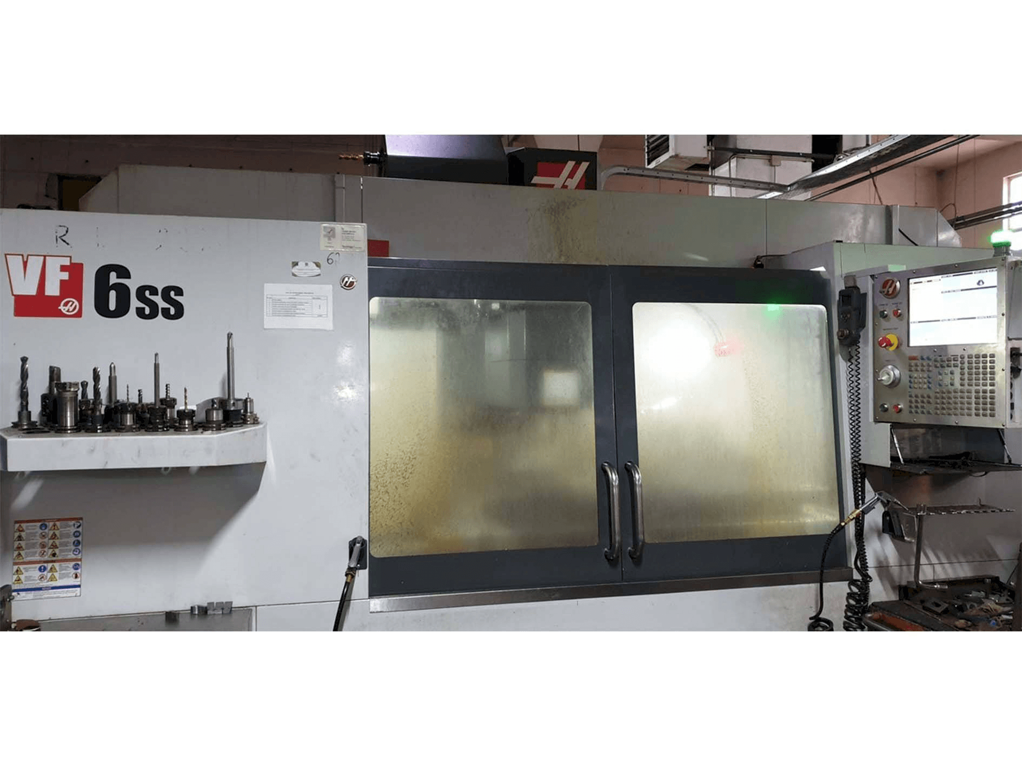 Vista Frontal da HAAS VF-6SS máquina