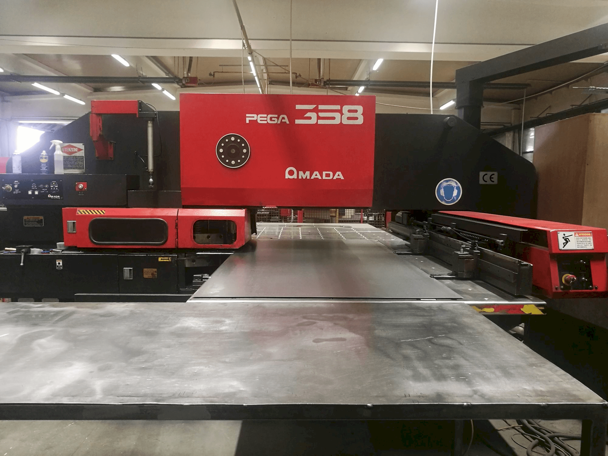 Vista Frontal da AMADA PEGA 358 máquina