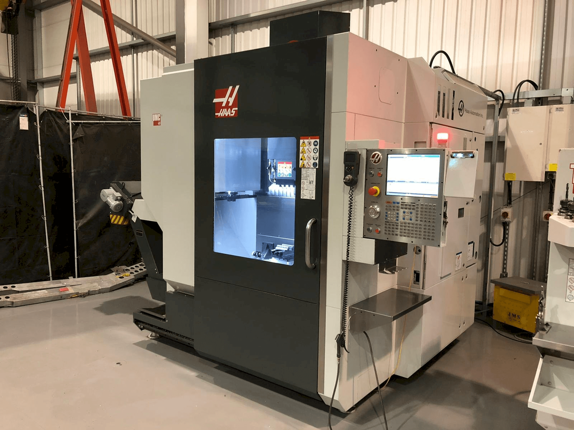 Vista Frontal da HAAS UMC - 750 máquina