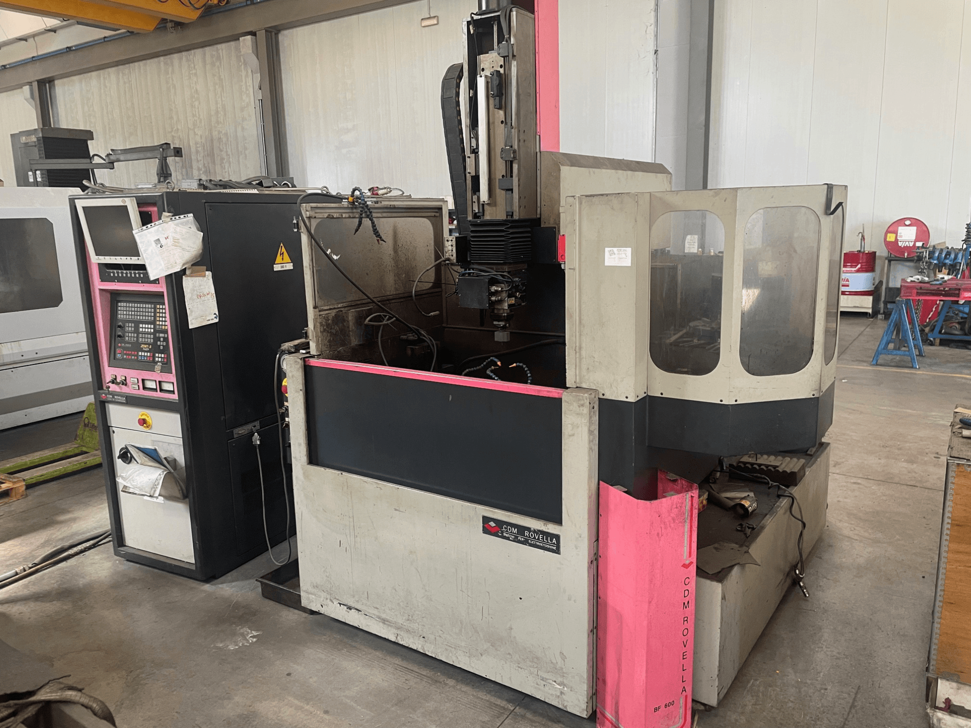 Centro de maquinação CDM Rovella BF 800, vista lateral mostrando o painel de controlo, a cobertura contra poeiras e a configuração industrial.