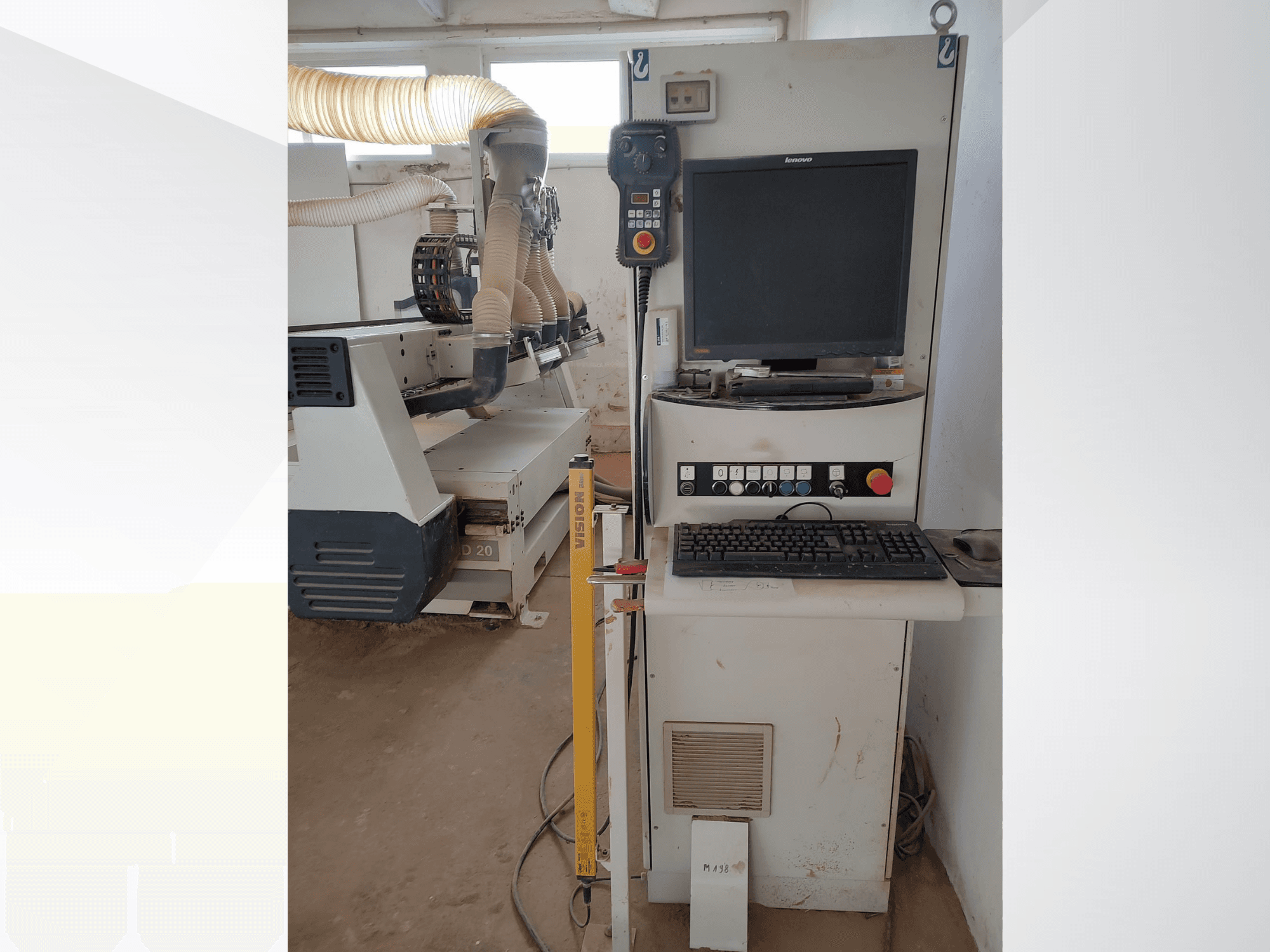 CNC Router SCM ACCORD 20 numa oficina, vista frontal com painel de controlo, monitor e sistema de extração de poeiras visíveis.