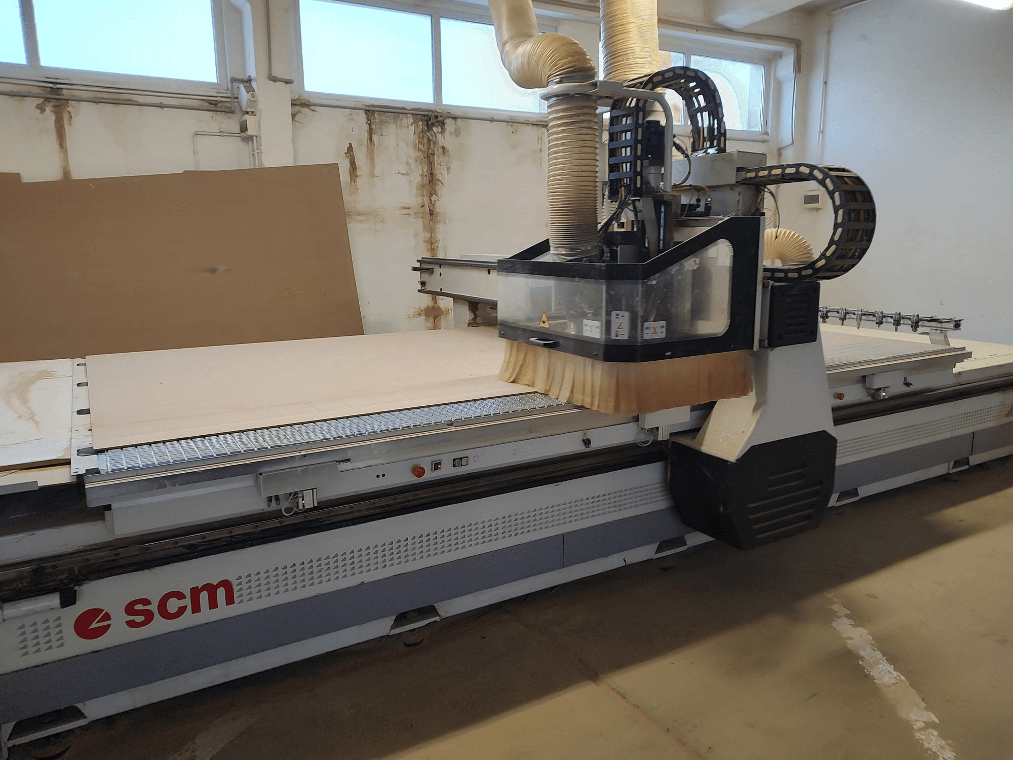 SCM ACCORD 20 CNC Router em vista frontal, mostrando a cabeça de corte e a grande mesa de trabalho, ideal para trabalhos em madeira.