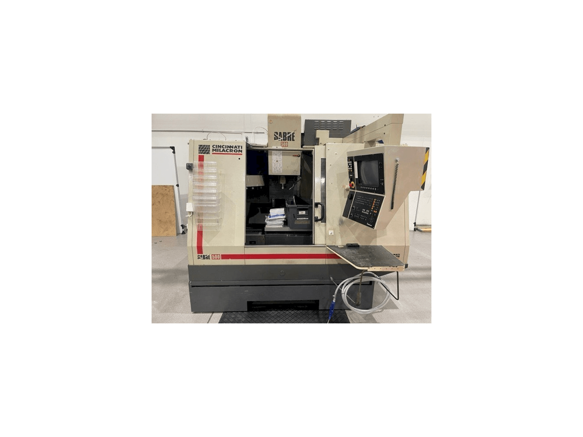 Vista Frontal da Cincinnati Milacron Sabre 500 máquina