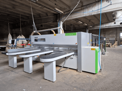 Serra de painel Biesse Selco WNT 6 em configuração de fábrica, vista frontal mostrando as lâminas ligadas e o painel de controlo.