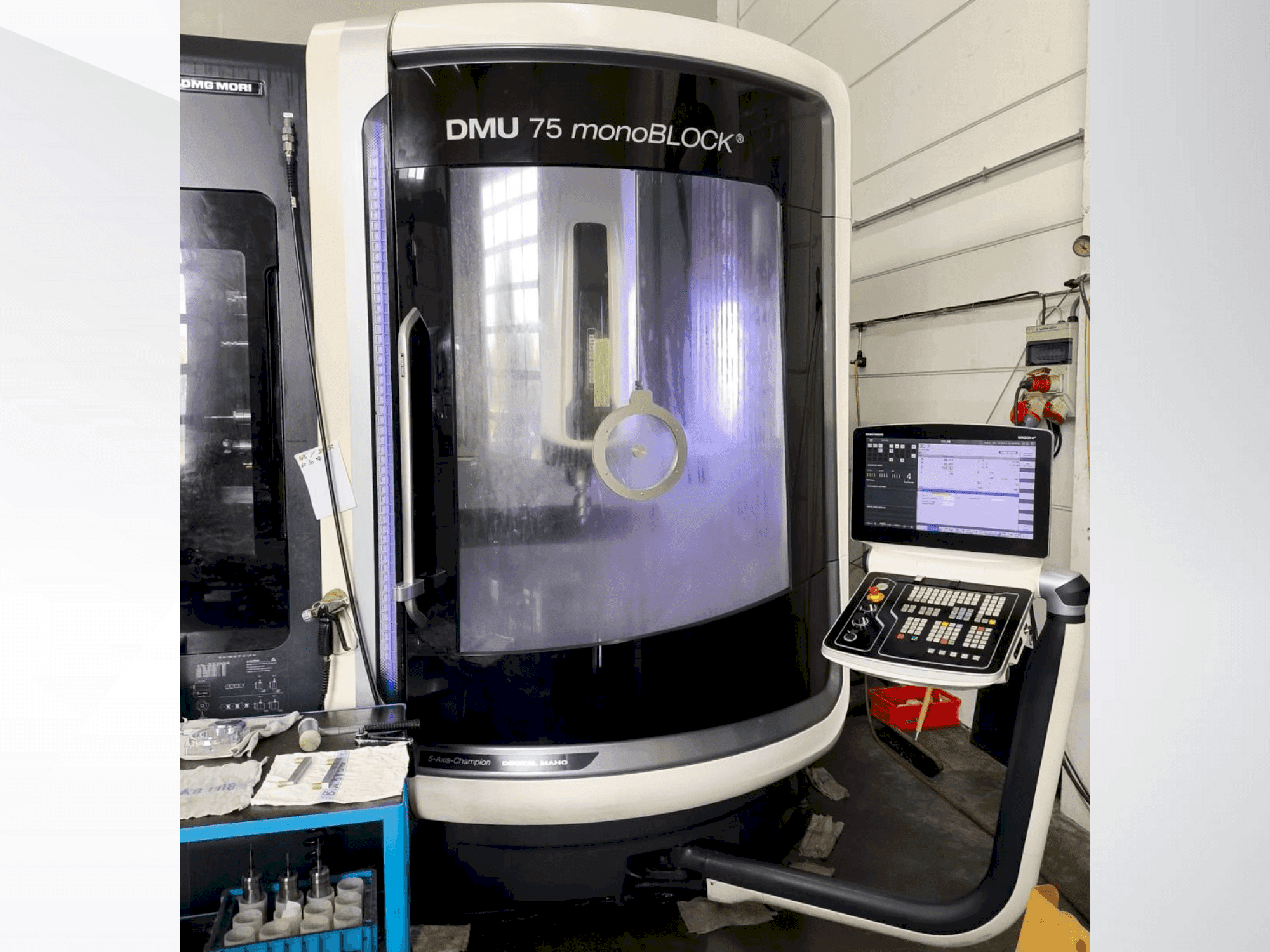 Vista Frontal da DMG MORI DMU 75 monoBlock máquina