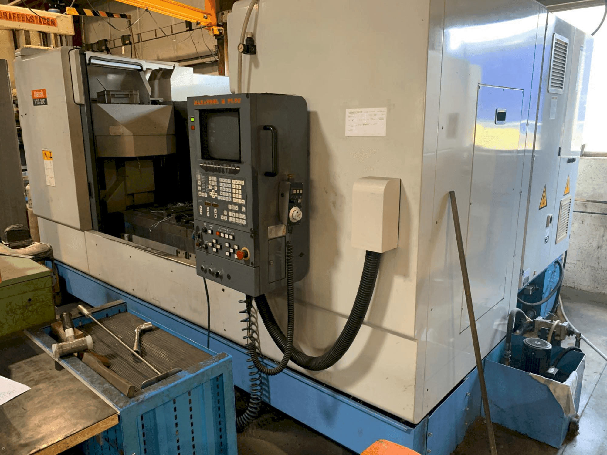 Vista Frontal da Mazak VTC 30C máquina