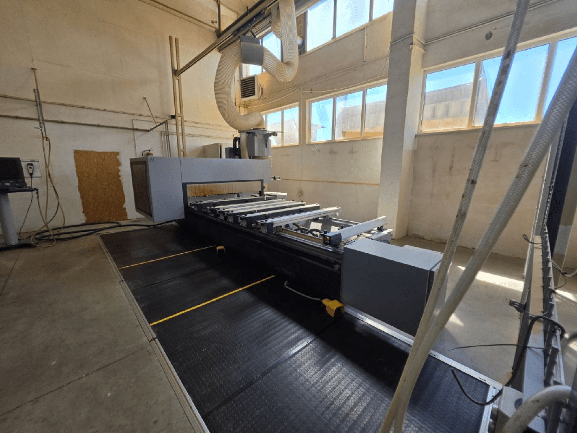 Centro de processamento CNC FORMAT4 PROFIT H350 16.30 a partir de uma vista lateral, com um design elegante e um espaço de trabalho operacional.