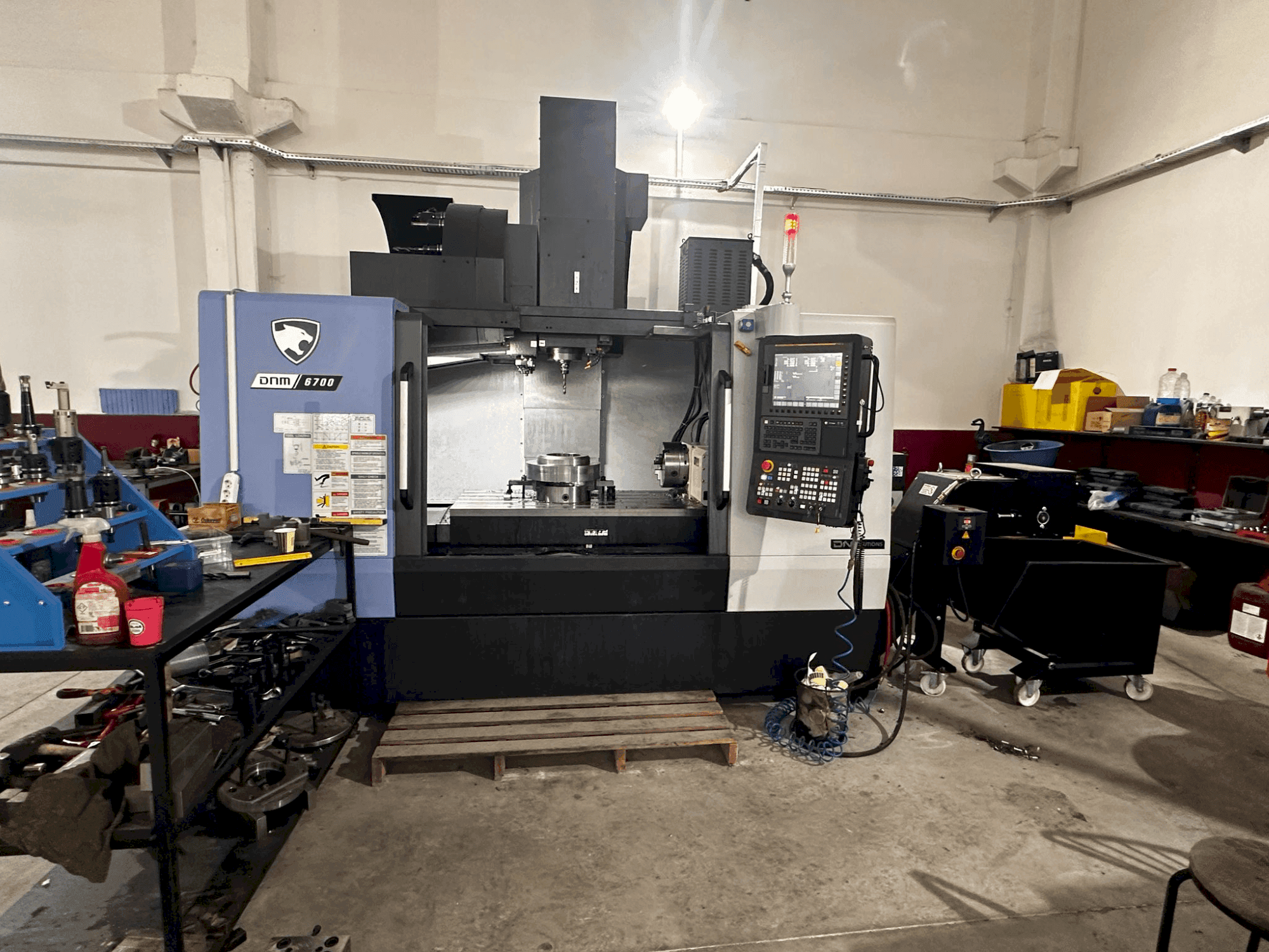 Vista Frontal da DN SOLUTIONS Puma DNM 6700 máquina