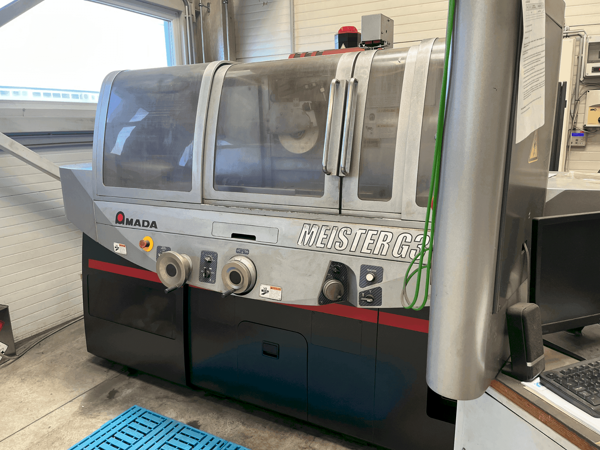 Vista Frontal da AMADA MEISTER G3 máquina