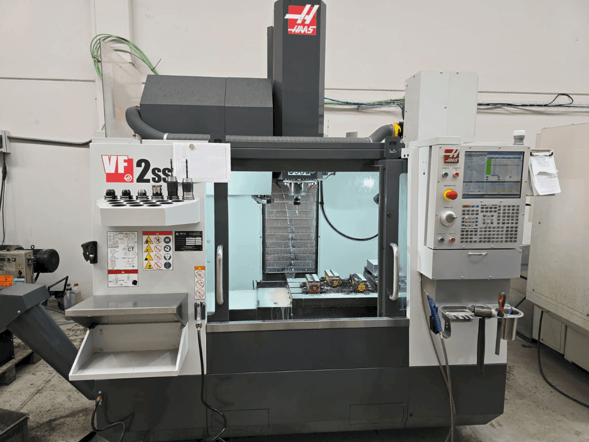 Vista Frontal da HAAS VF 2SSYT máquina