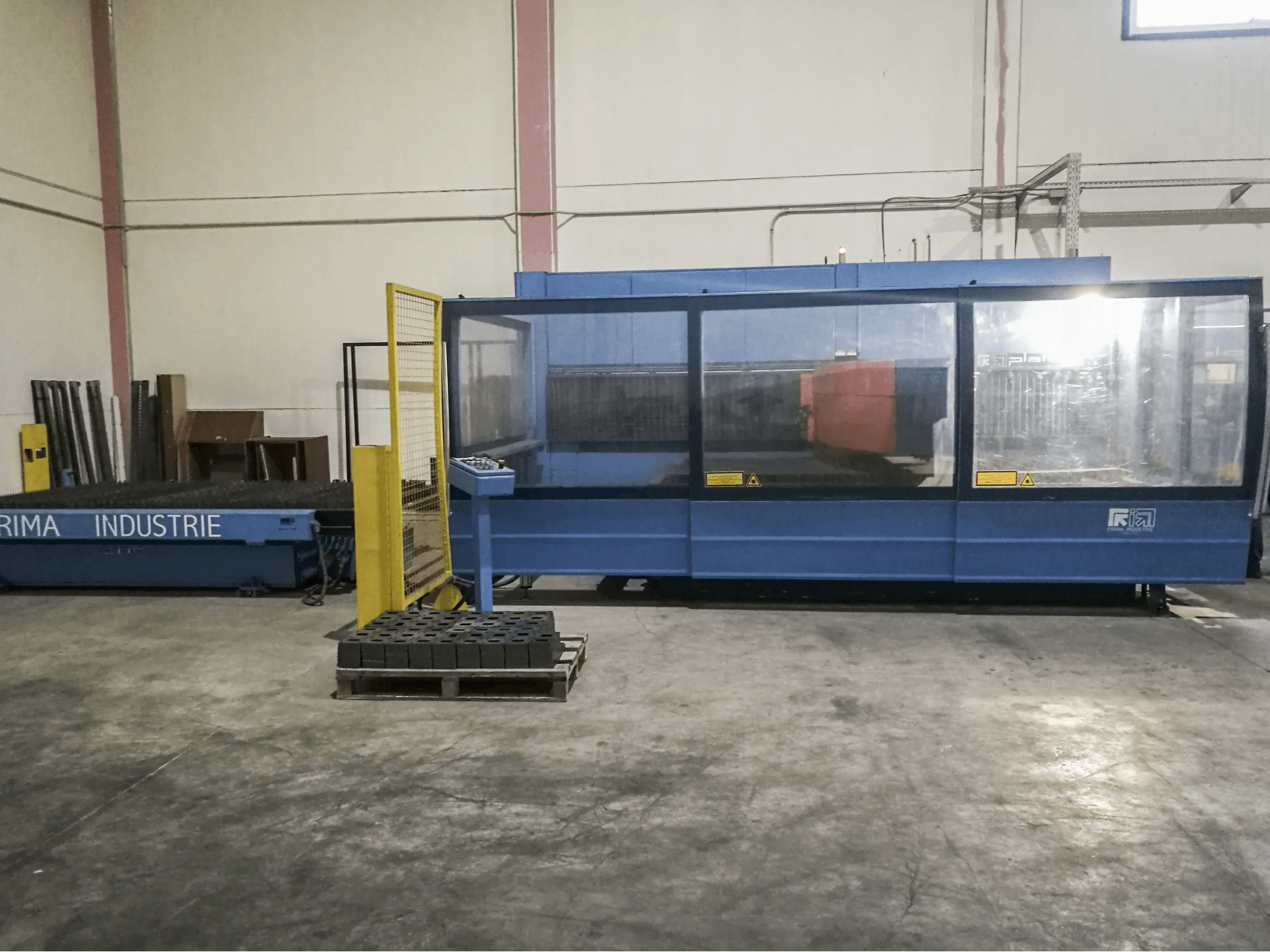 Vista Lateral Direita da Prima Power Platino 1530 máquina