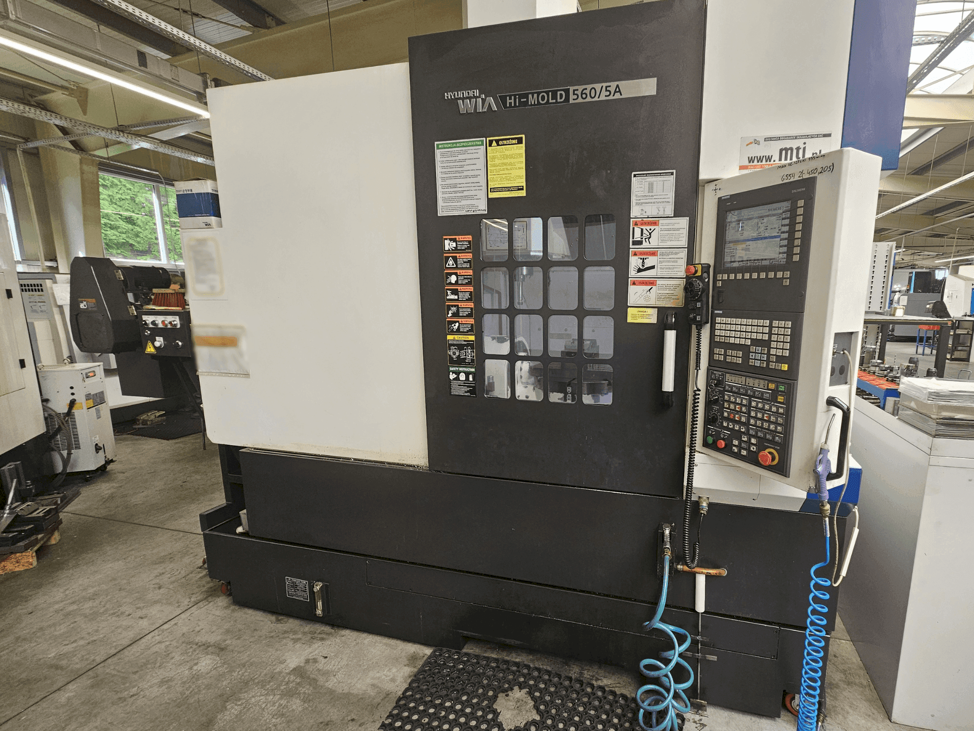 Vista Frontal da Hyundai Wia Hi-MOLD 560/5A máquina