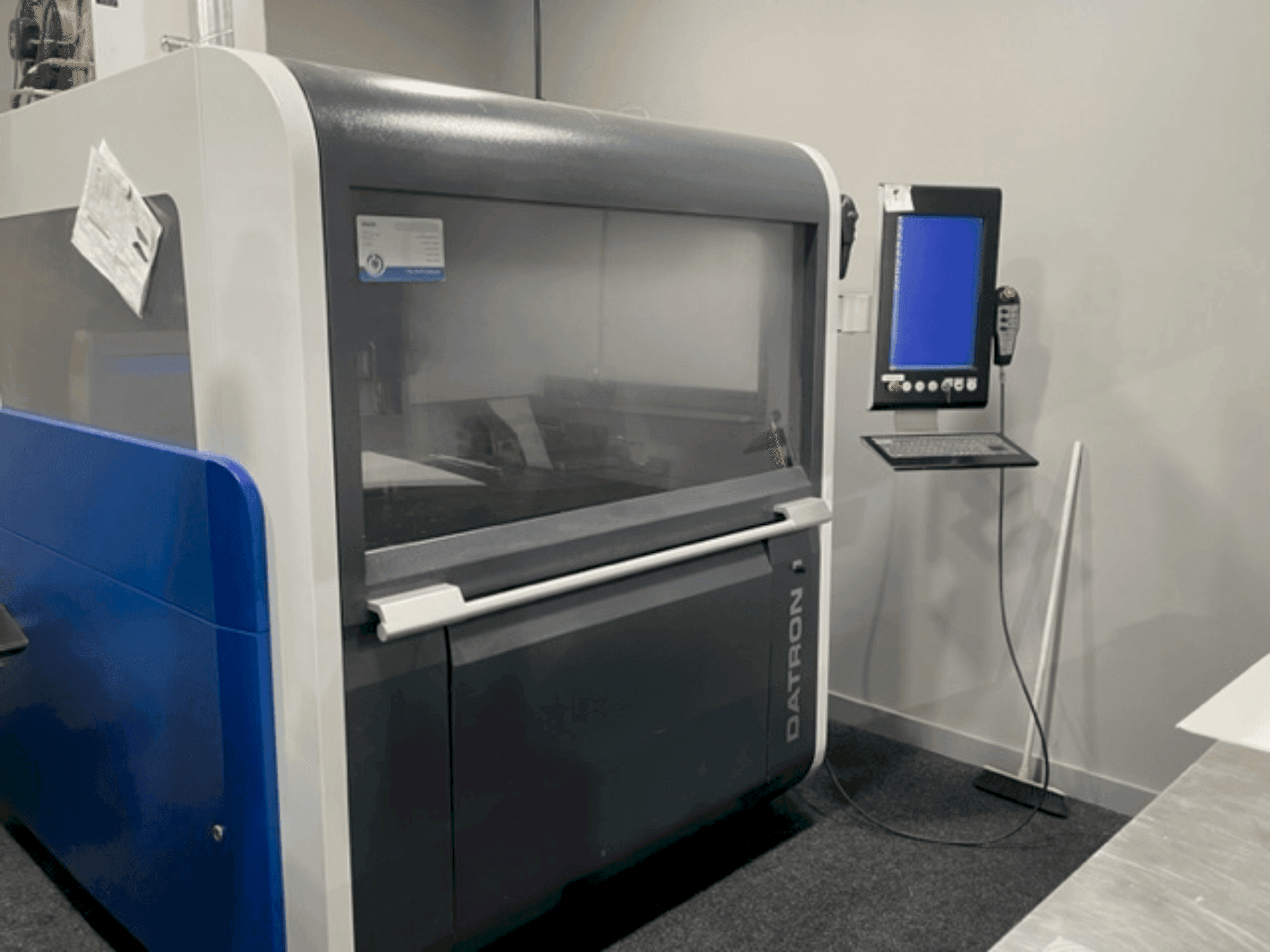 Vista Frontal da Datron M8 Cube máquina