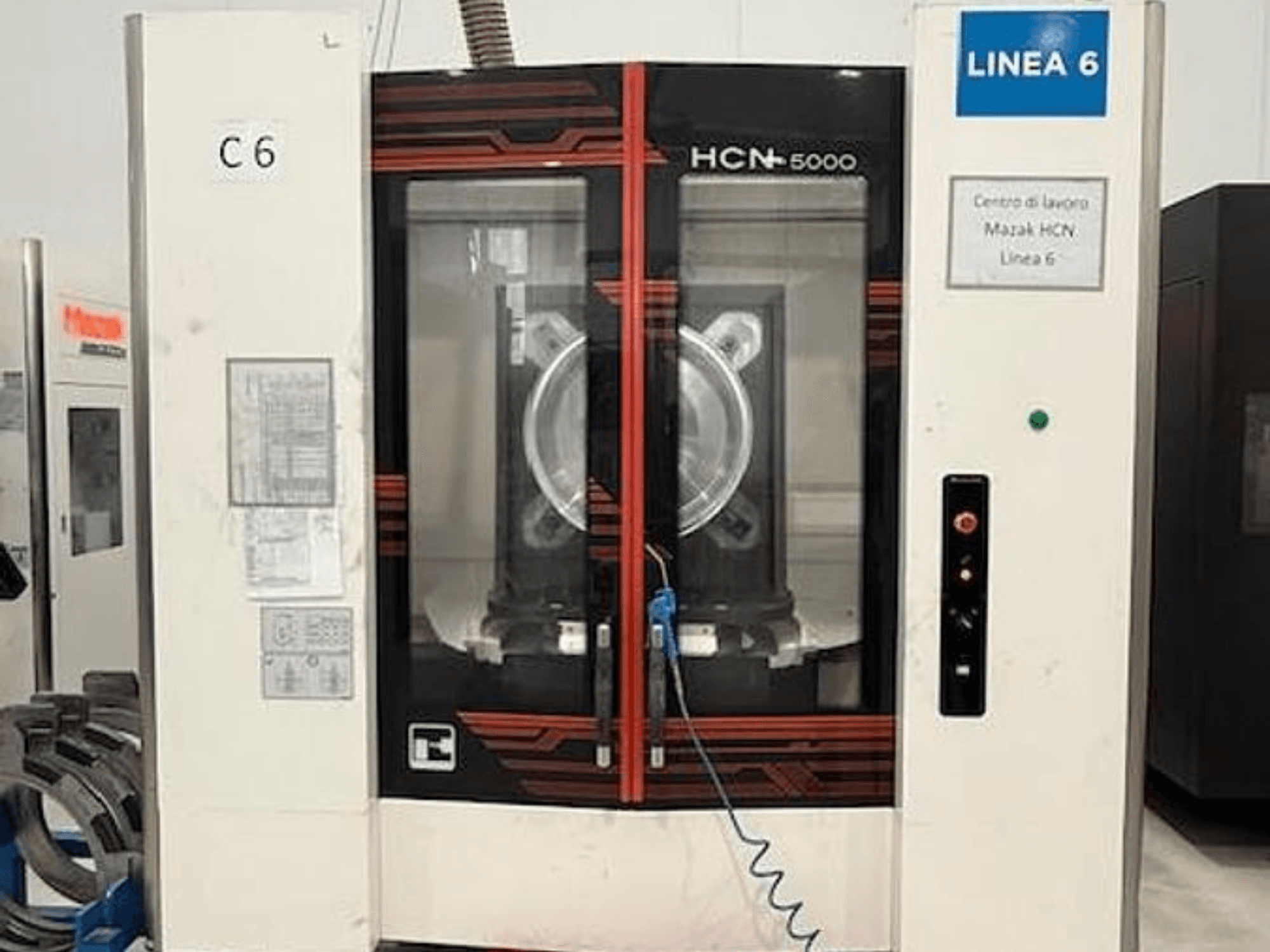 Centro de maquinagem horizontal Mazak HCN-5000, vista frontal que mostra o painel de controlo, a ampla área do fuso e detalhes da área de trabalho.