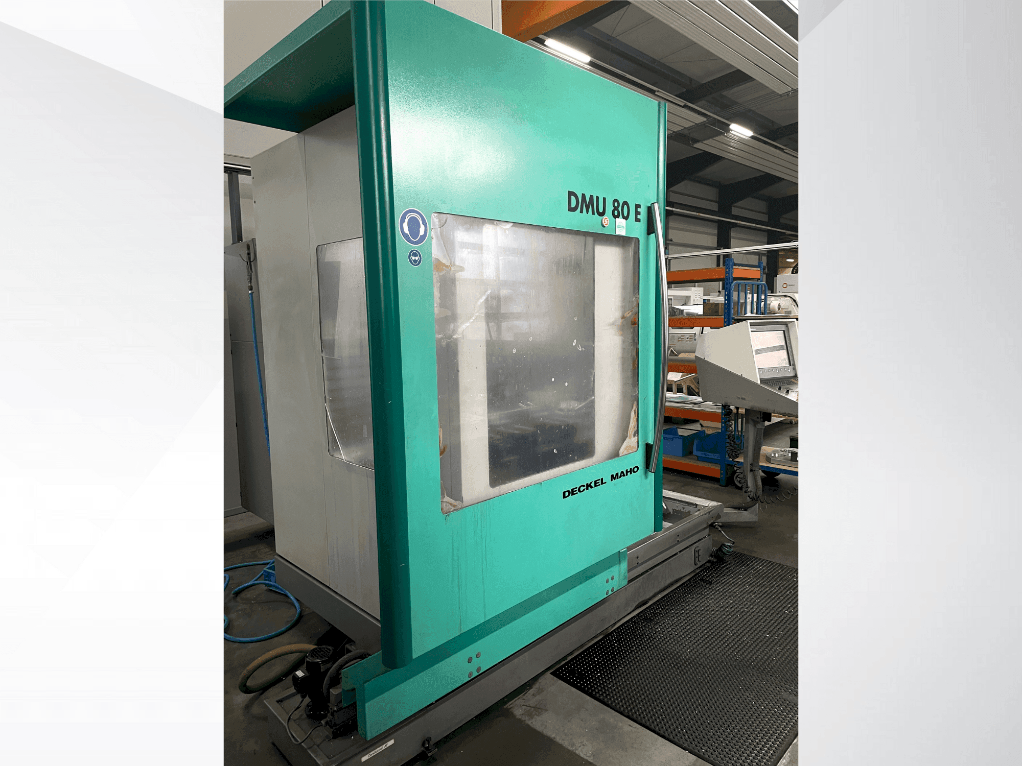 Vista Frontal da DECKEL DMU 80 E máquina