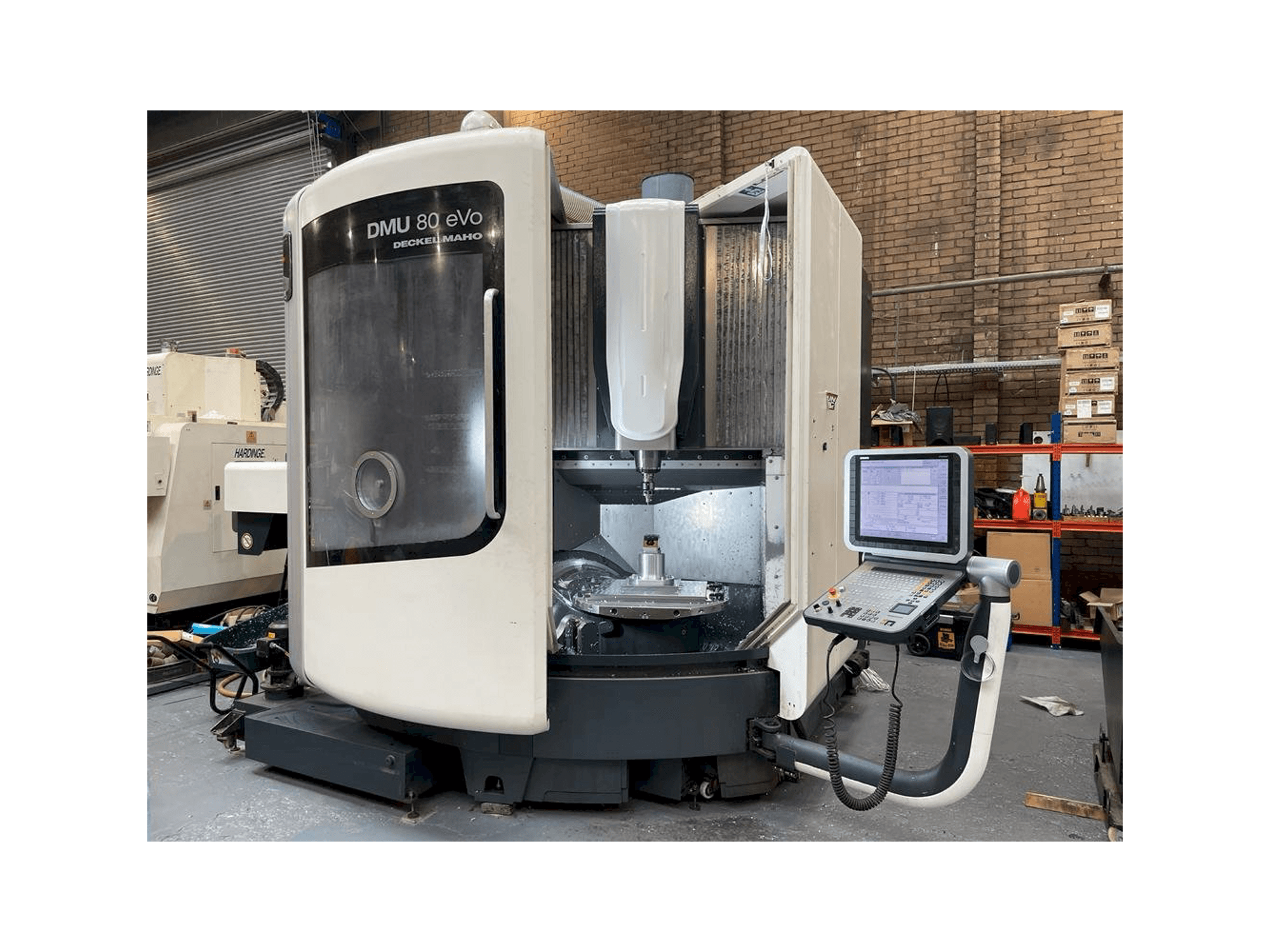 Vista Frontal da DMG DMU 80 eVo Linear máquina