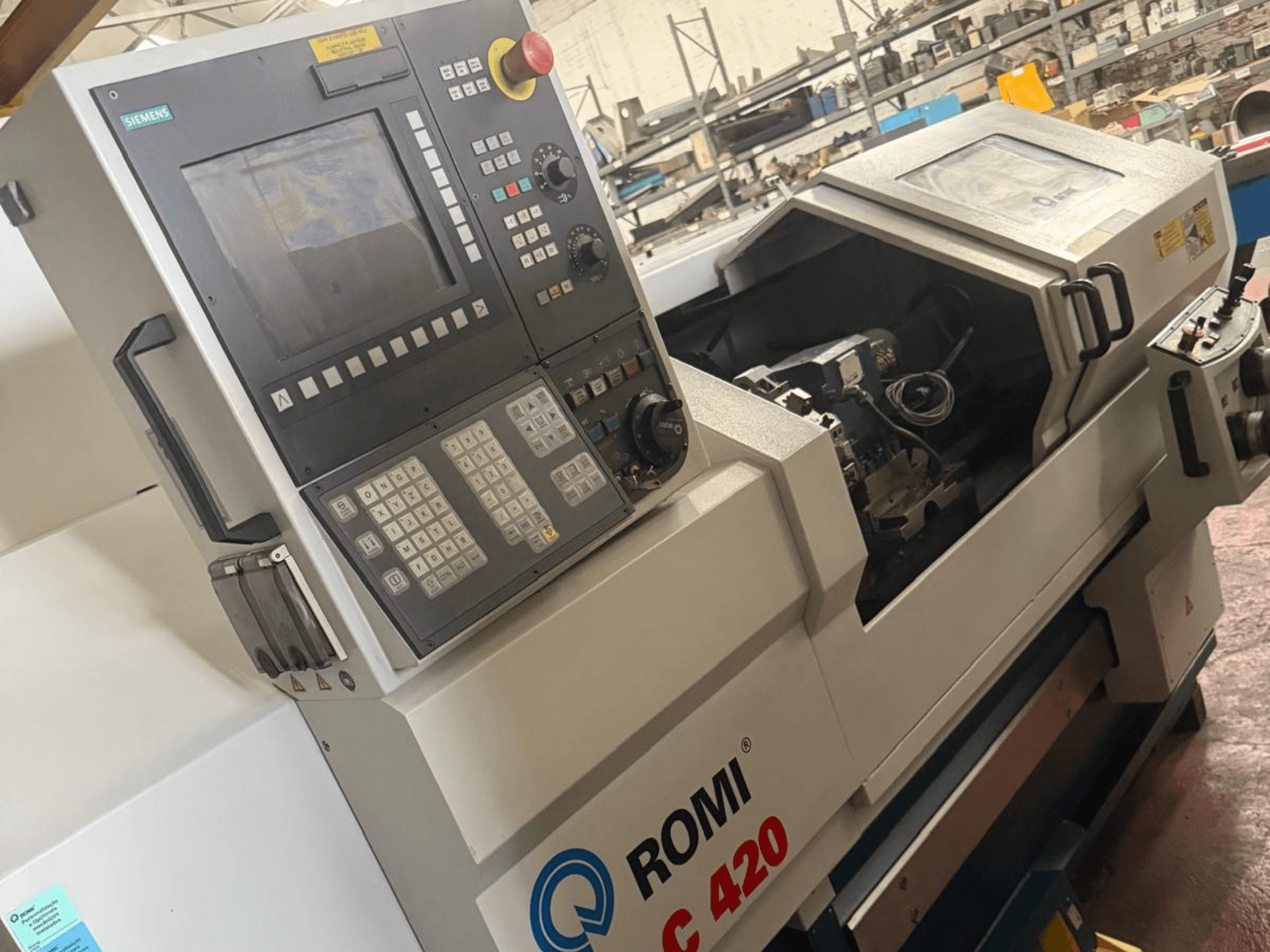 Tornos horizontais Romi C420 com painel de controlo Siemens, vista lateral com design e controlos complexos.