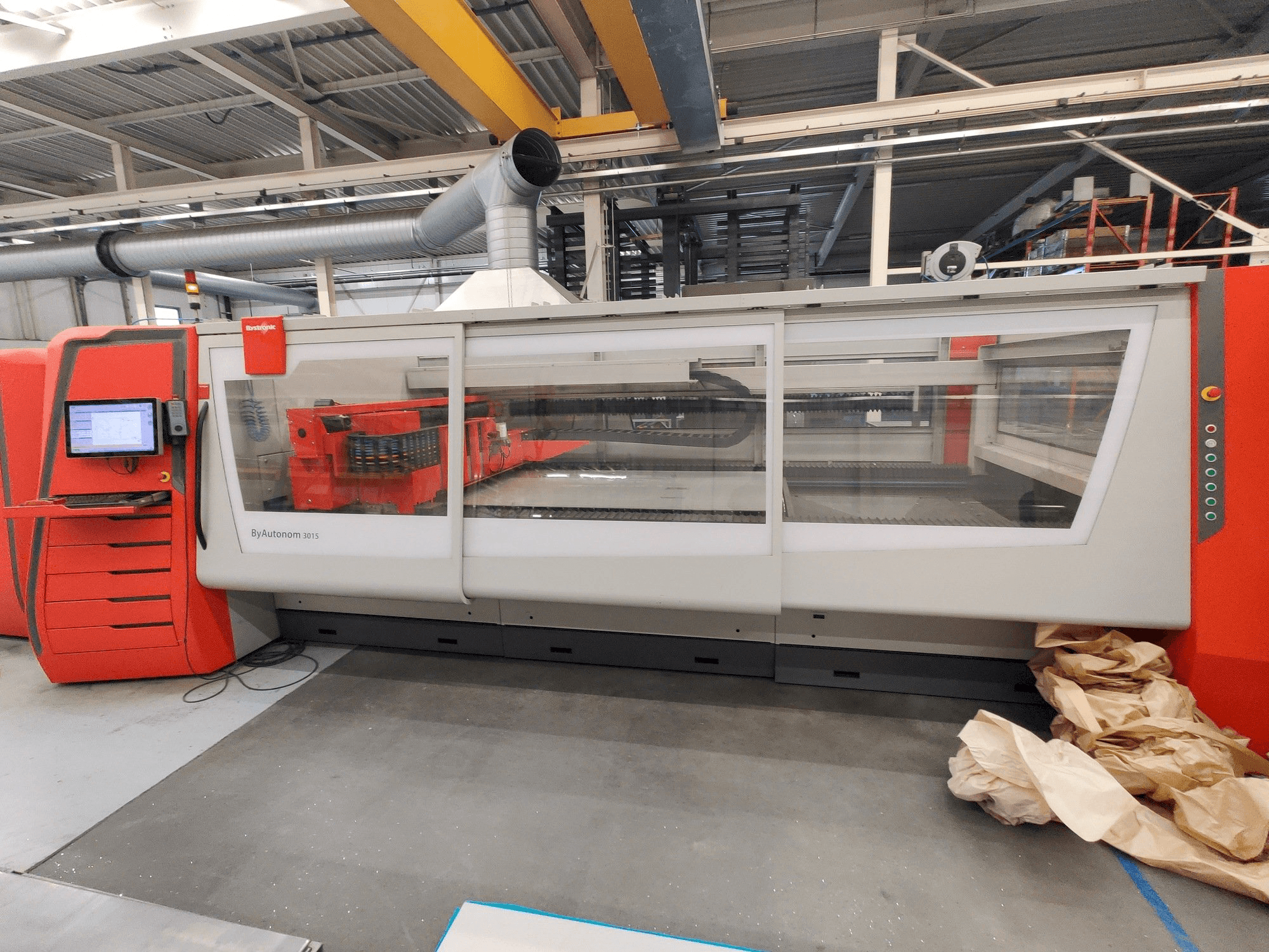 Vista Frontal da Bystronic Autonom 3015 6kW CO2 máquina