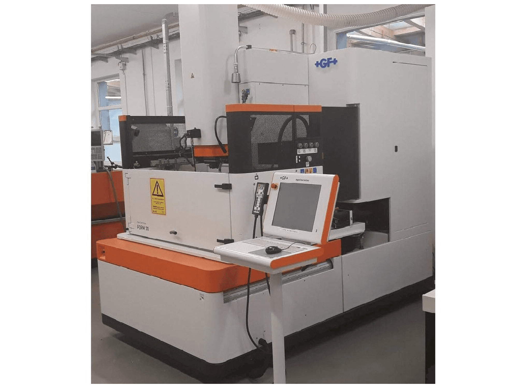 Vista Frontal da AgieCharmilles Form 30 máquina