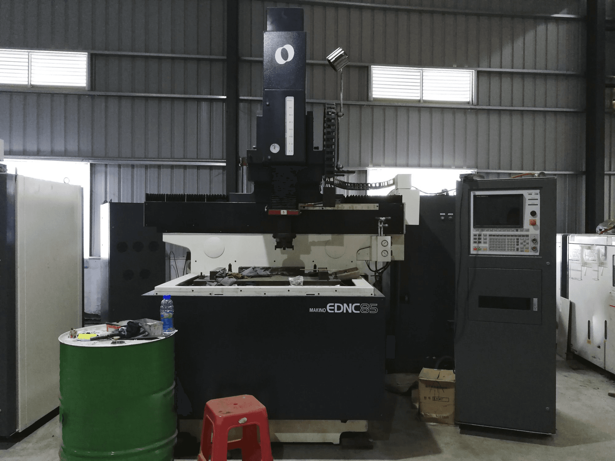 Vista Frontal da Makino EDNC85 máquina