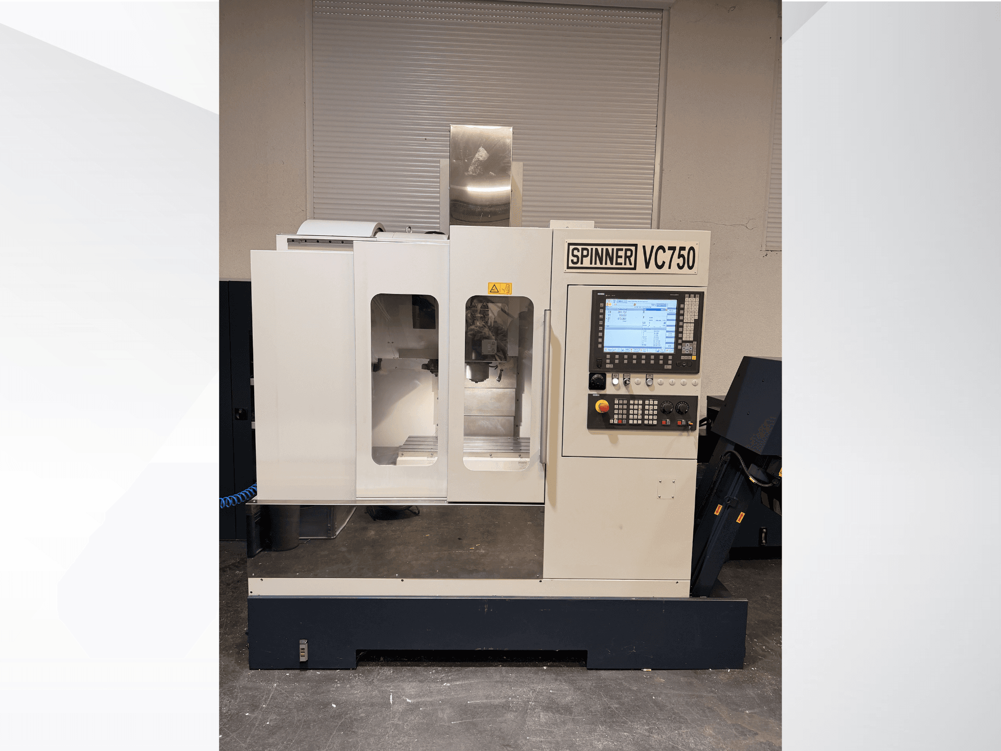 Máquina CNC Spinner VC750 em vista frontal, com painel de controlo, área de maquinação e sistema de arrefecimento.