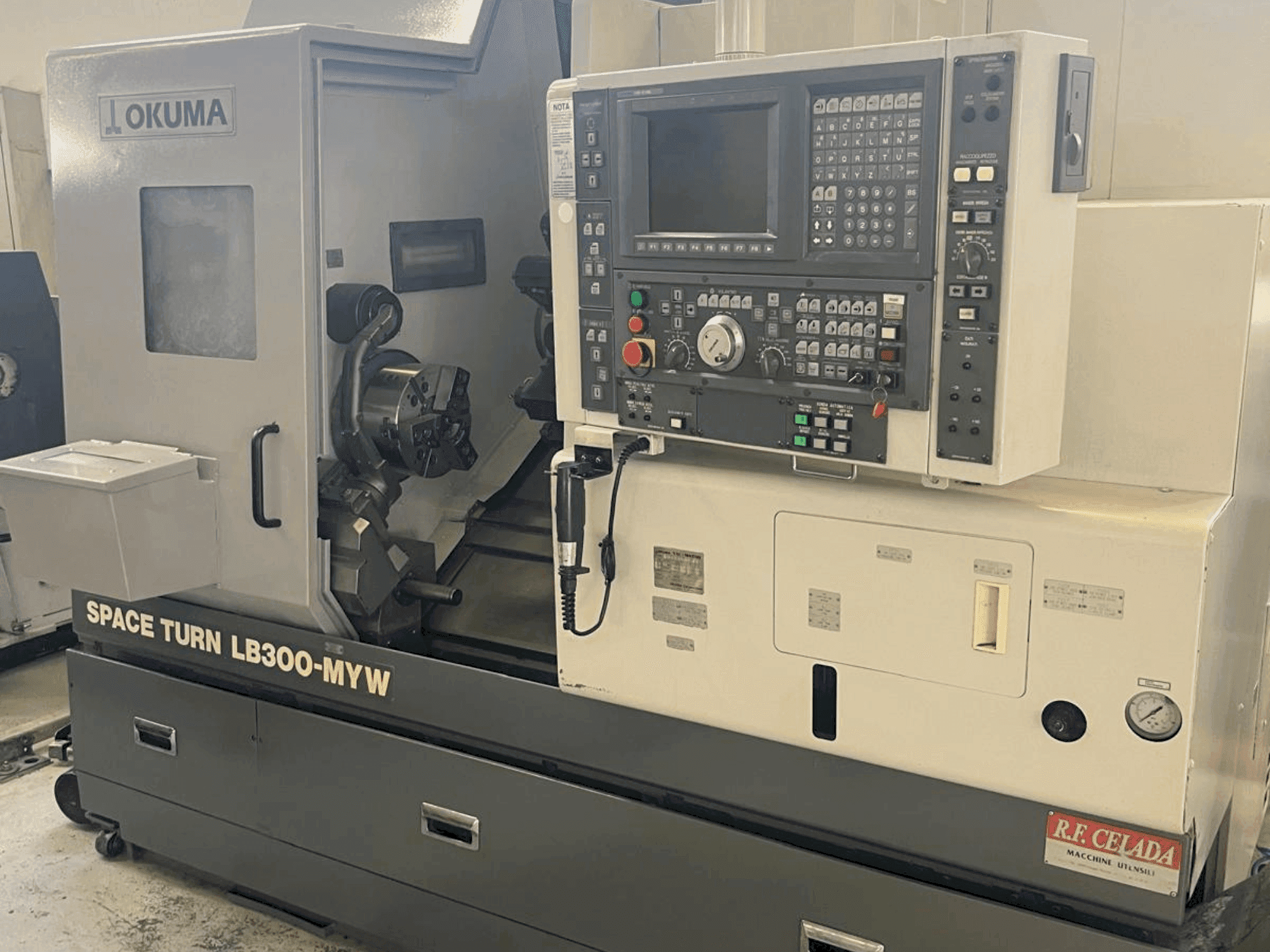 Vista Frontal da Okuma SPACE TURN LB 300 MYW máquina
