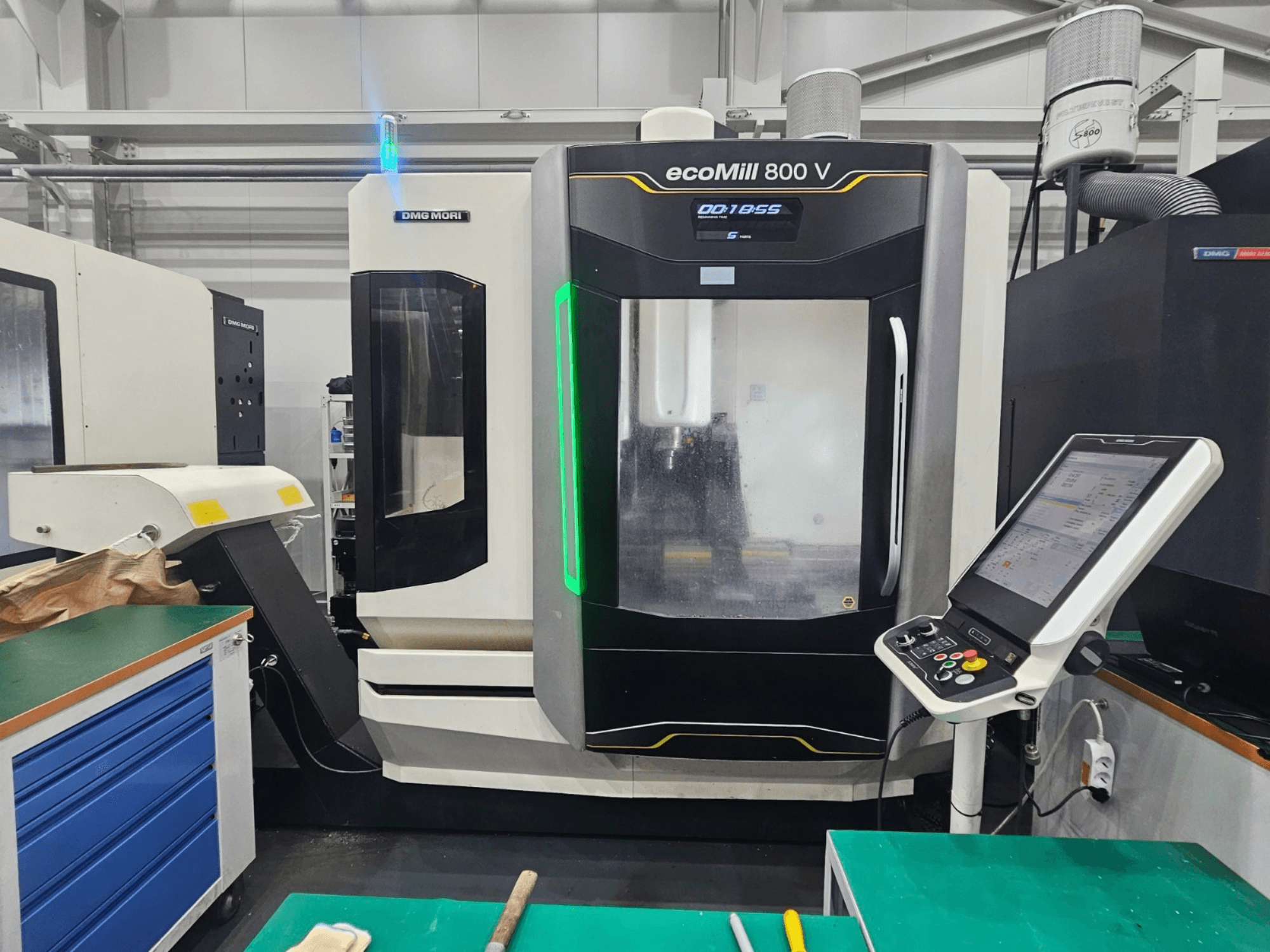 Centro de maquinagem vertical DMG MORI ecoMill 800 V, vista frontal com o painel de controlo e os detalhes da máquina visíveis.