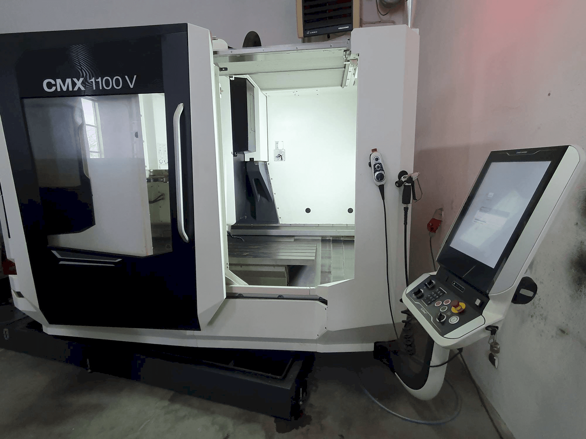 Vista Frontal da DMG MORI CMX 1100 V máquina