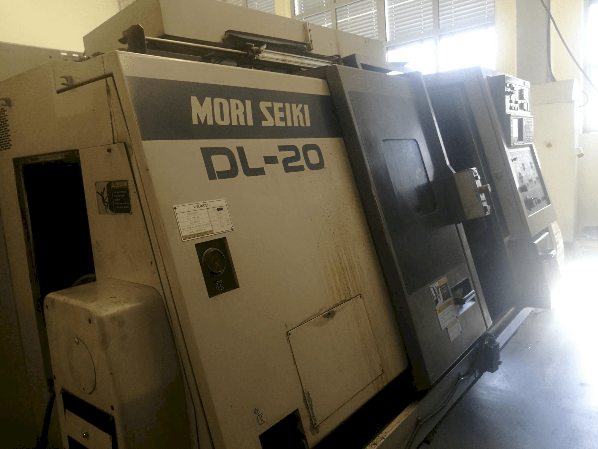 Vista Lateral Esquerda da MORI SEIKI DL 20 MC máquina