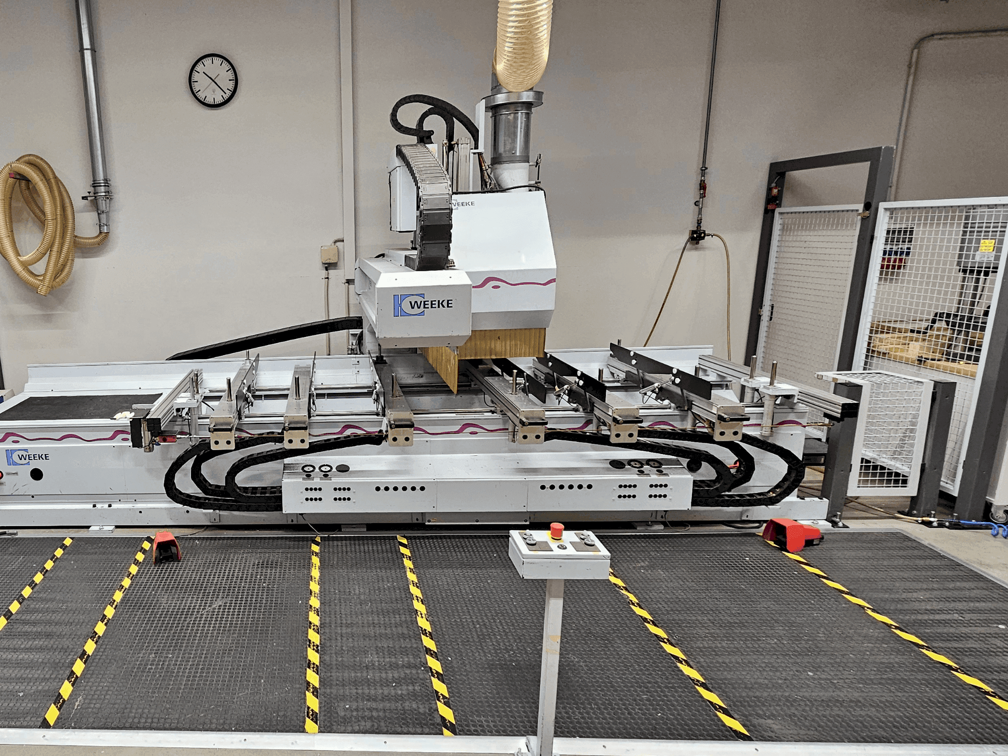 Vista Frontal da Weeke Optimat BHC 550 máquina