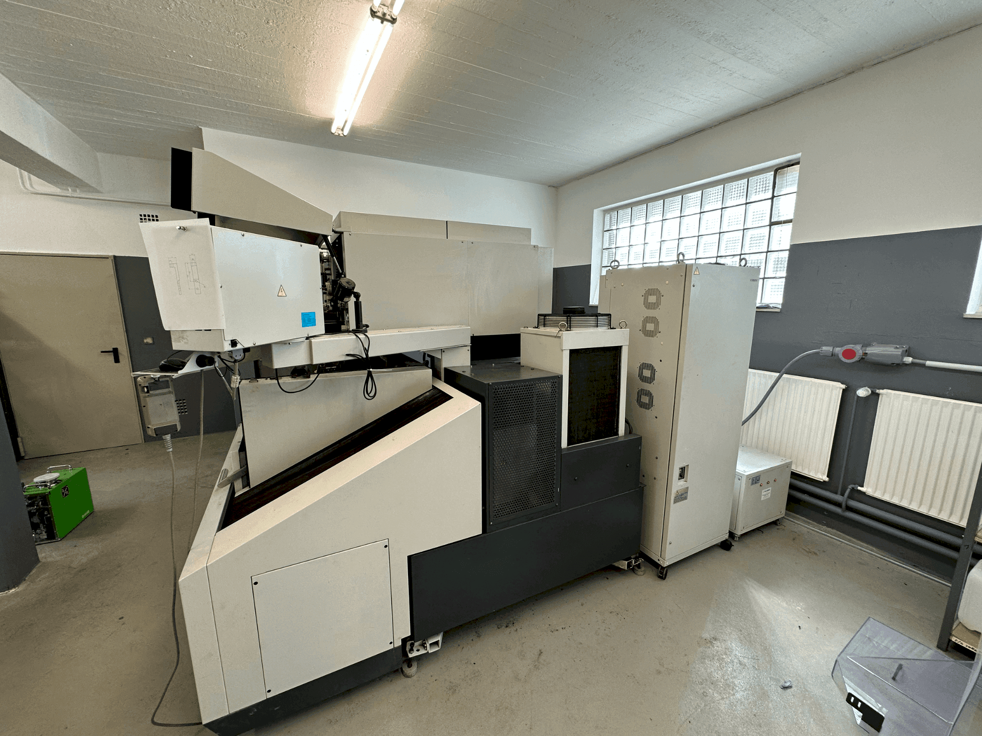 Vista Frontal da Mitsubishi MV1200S máquina