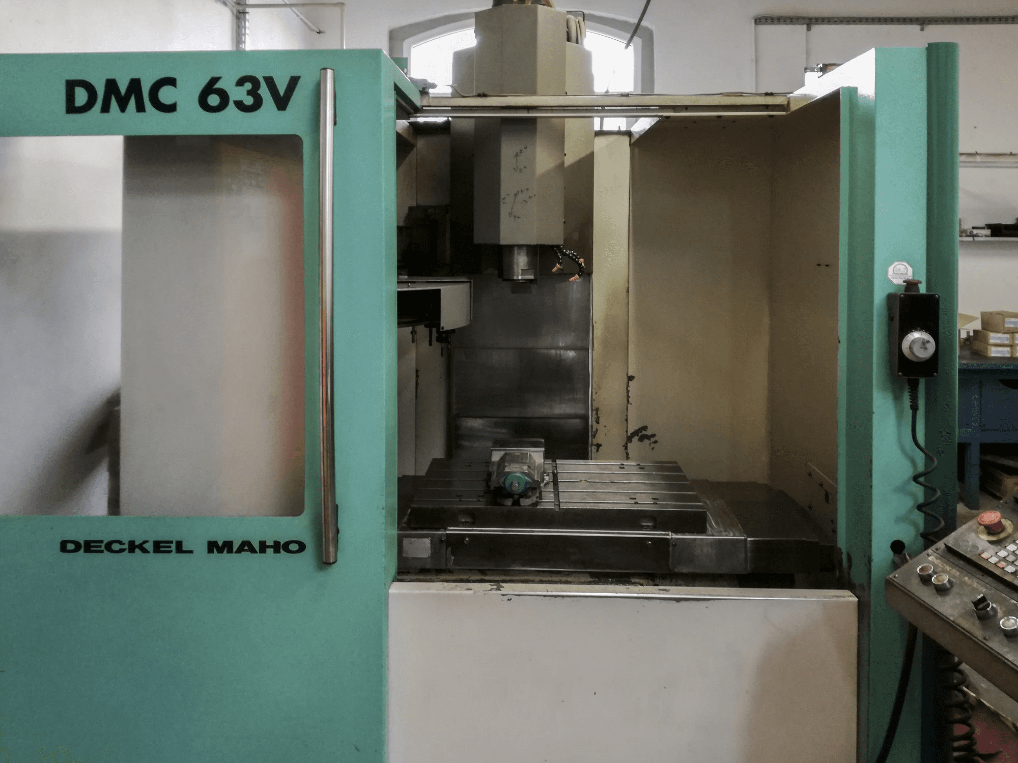 Vista Frontal da Deckel Maho Gildemeister DMC 63 V máquina