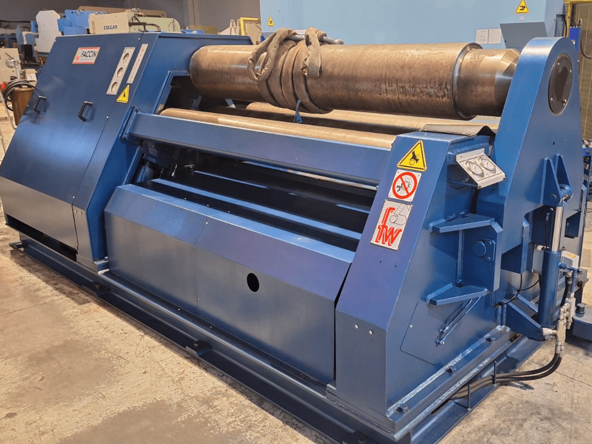 Máquina de dobrar por rolos FACCIN 4HEL 2134, na cor azul, vista frontal, mostrando o painel de controlo e o cilindro de metal dobrado na parte superior.