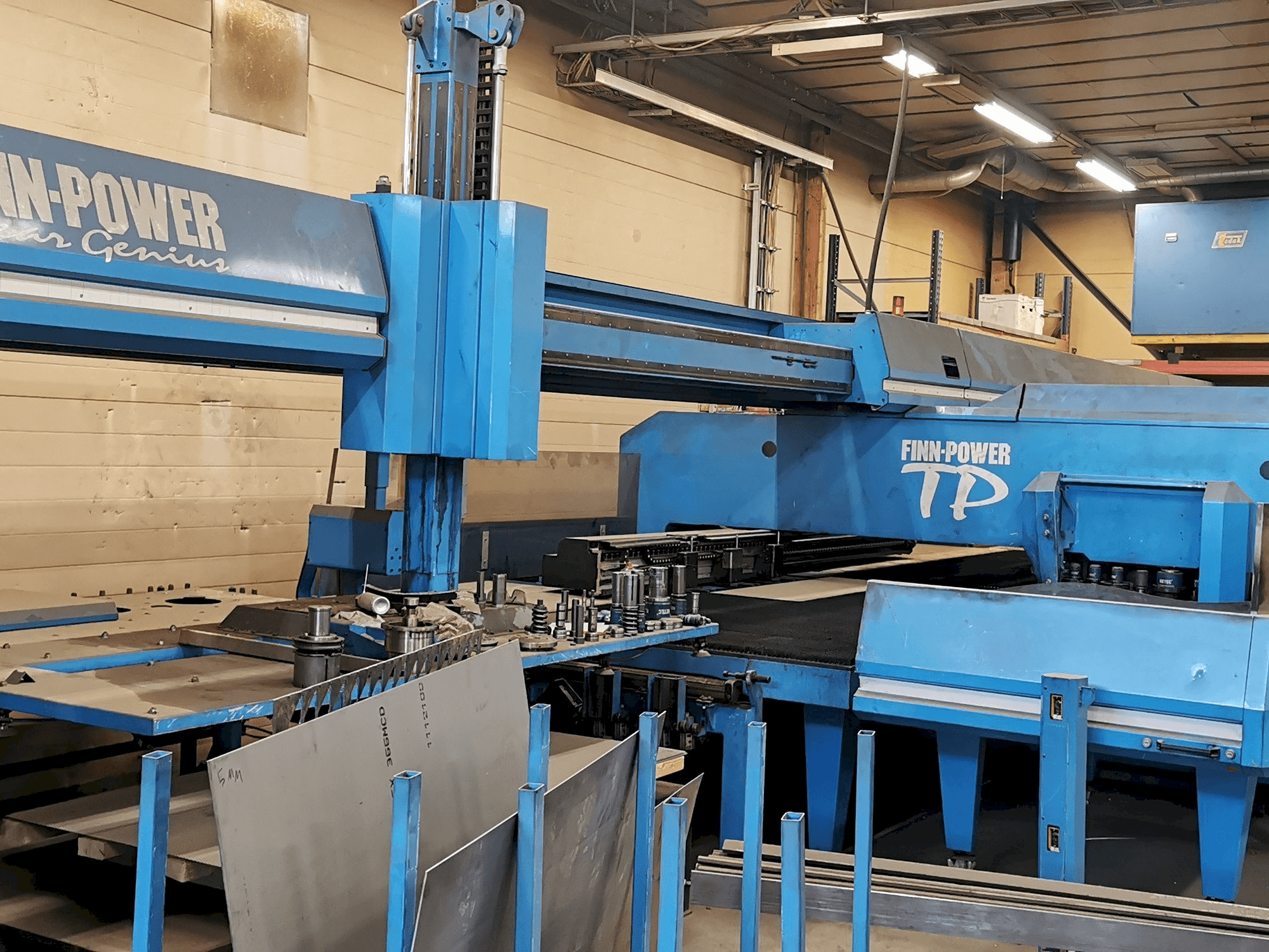 Vista Frontal da Finn-Power LD3000/2W máquina