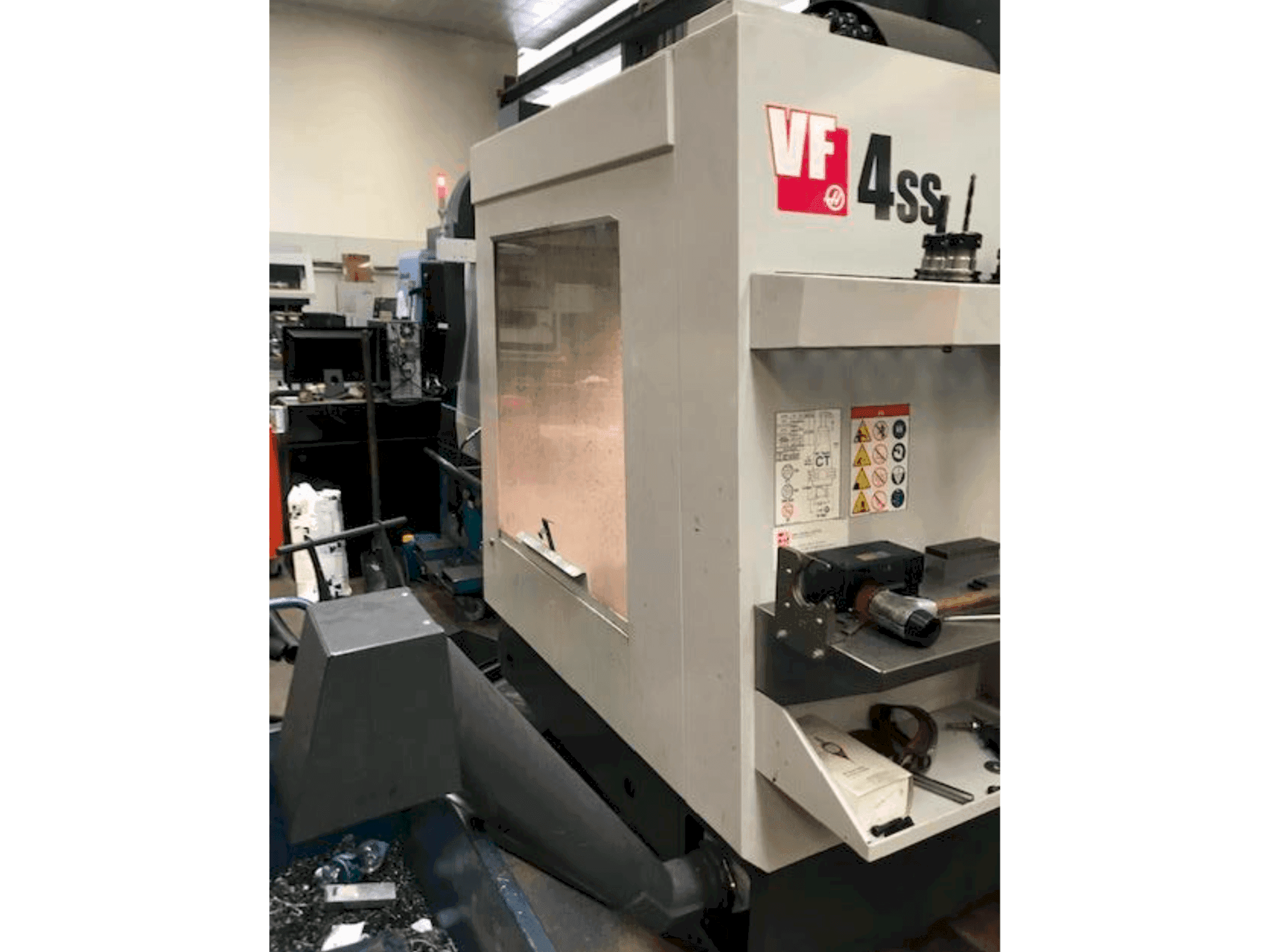 Vista Lateral Esquerda da HAAS VF 4 SS máquina