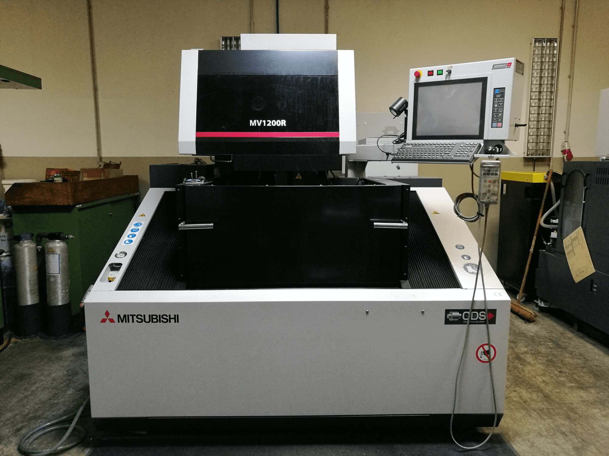 Vista Frontal da Mitsubishi Electric MV1200R máquina