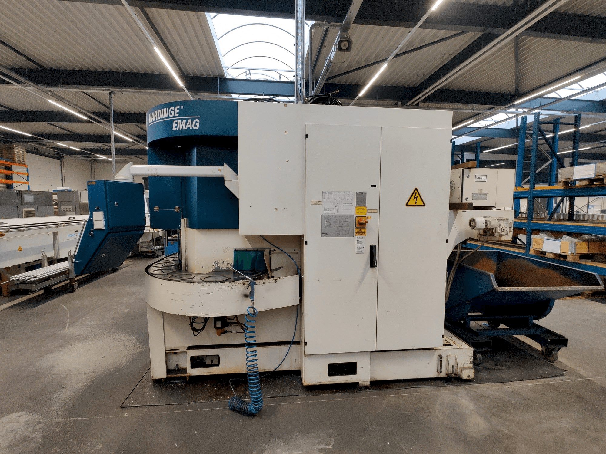 Vista Frontal da Hardinge Emag VL 5 máquina