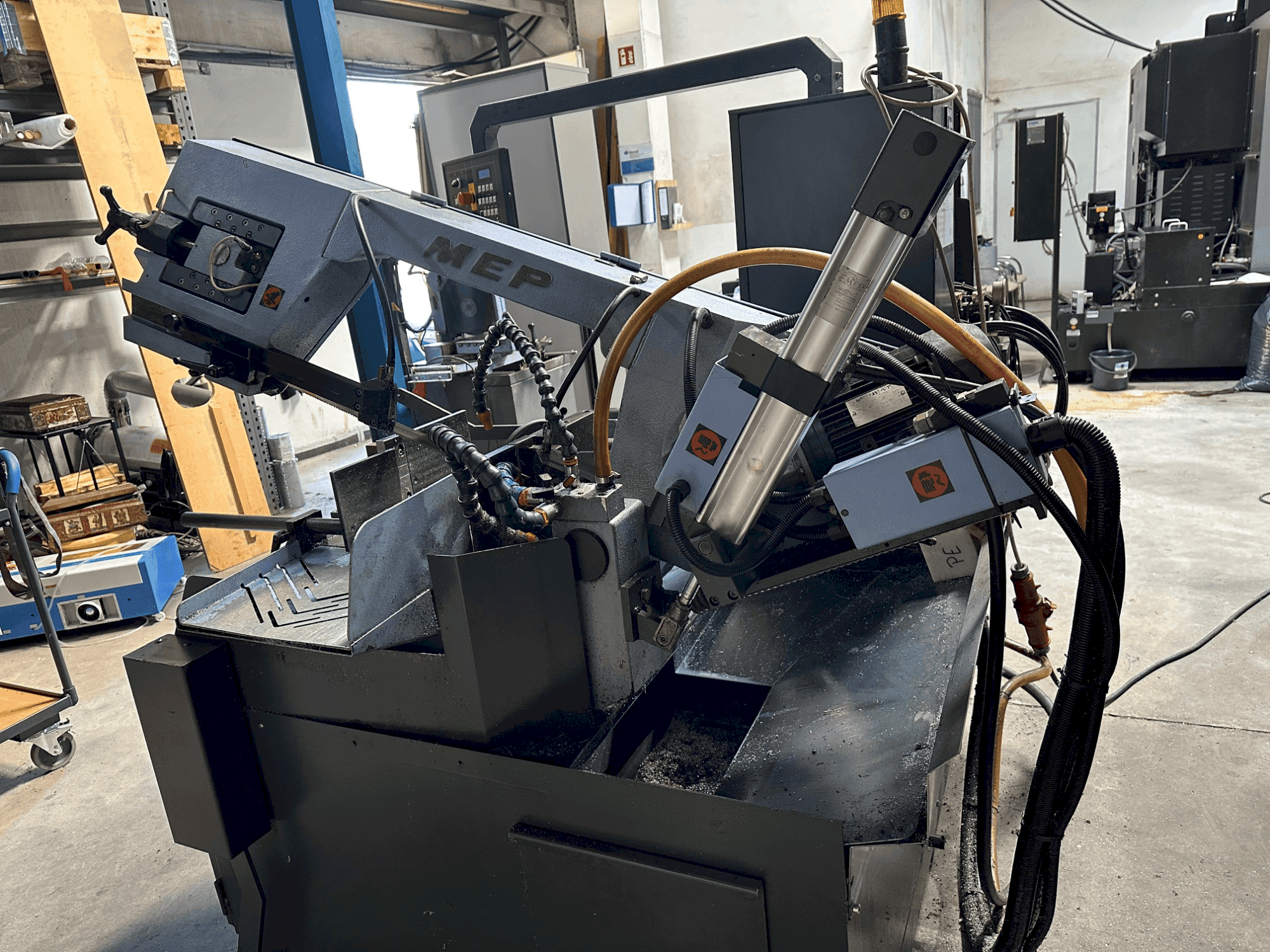 Vista Frontal da MEP SHARK 330 NC eco máquina