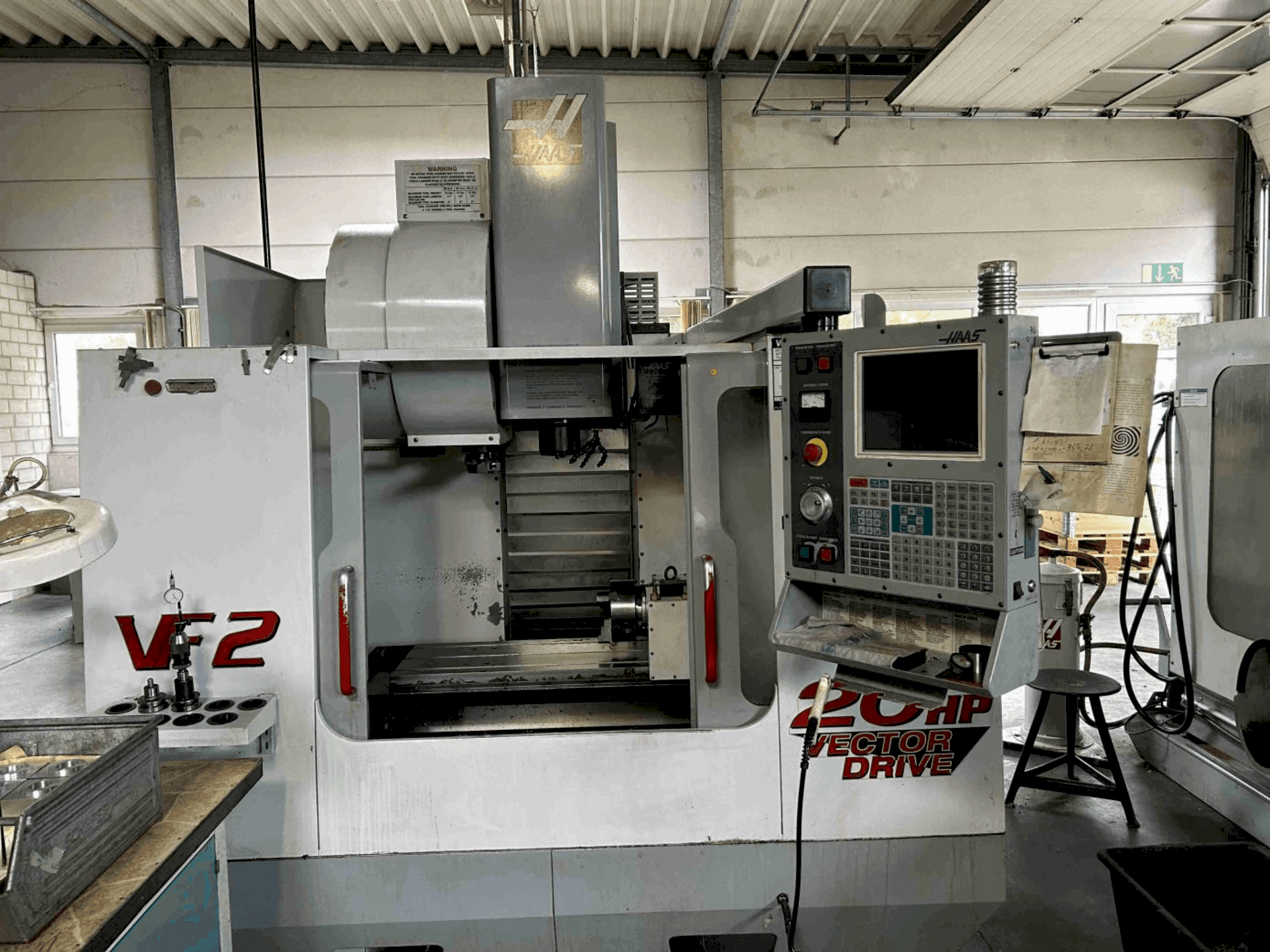 Vista Frontal da HAAS VF2 HE máquina