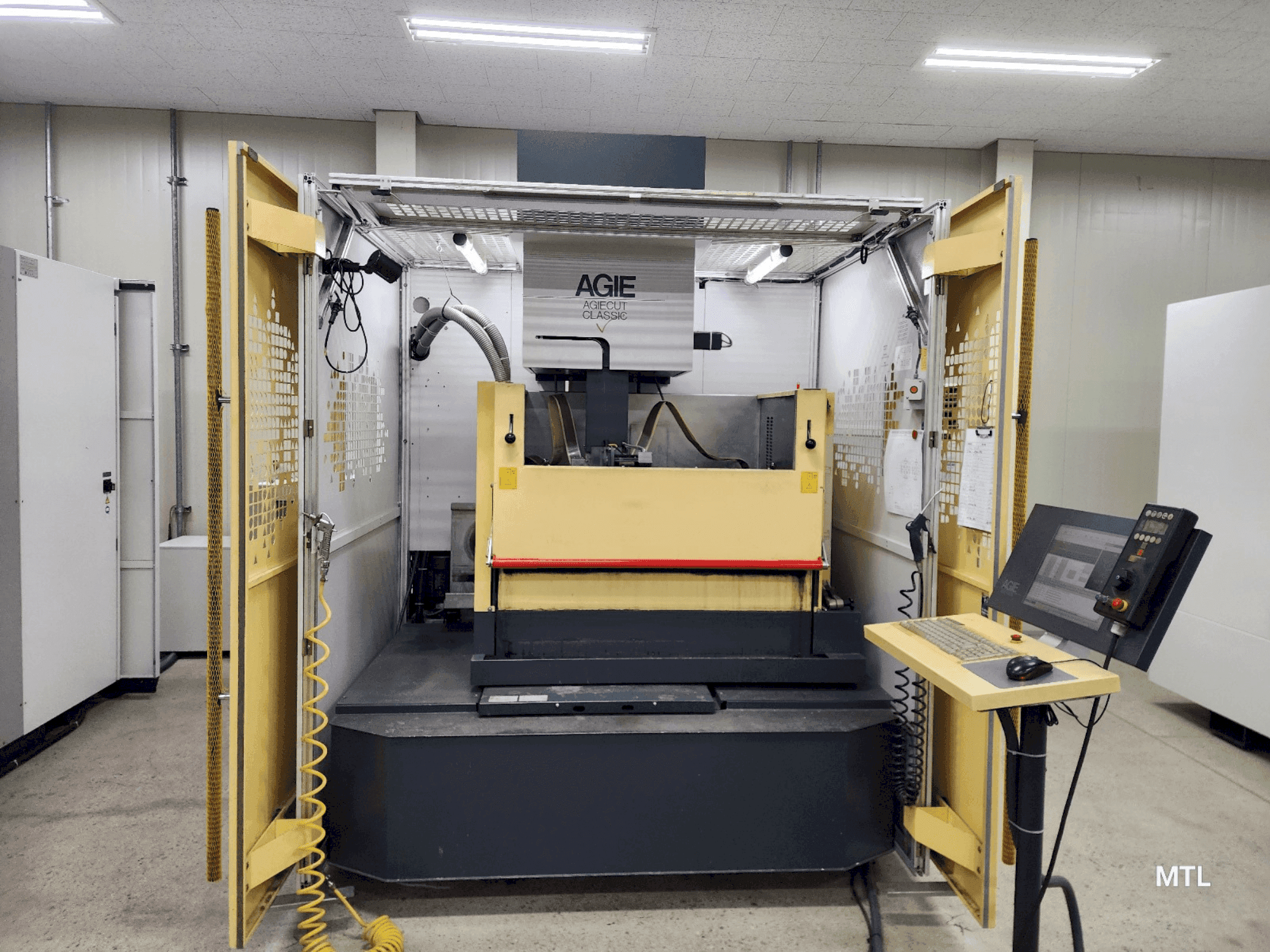 Vista Frontal da AgieCharmilles Agiecut Classic V3 máquina