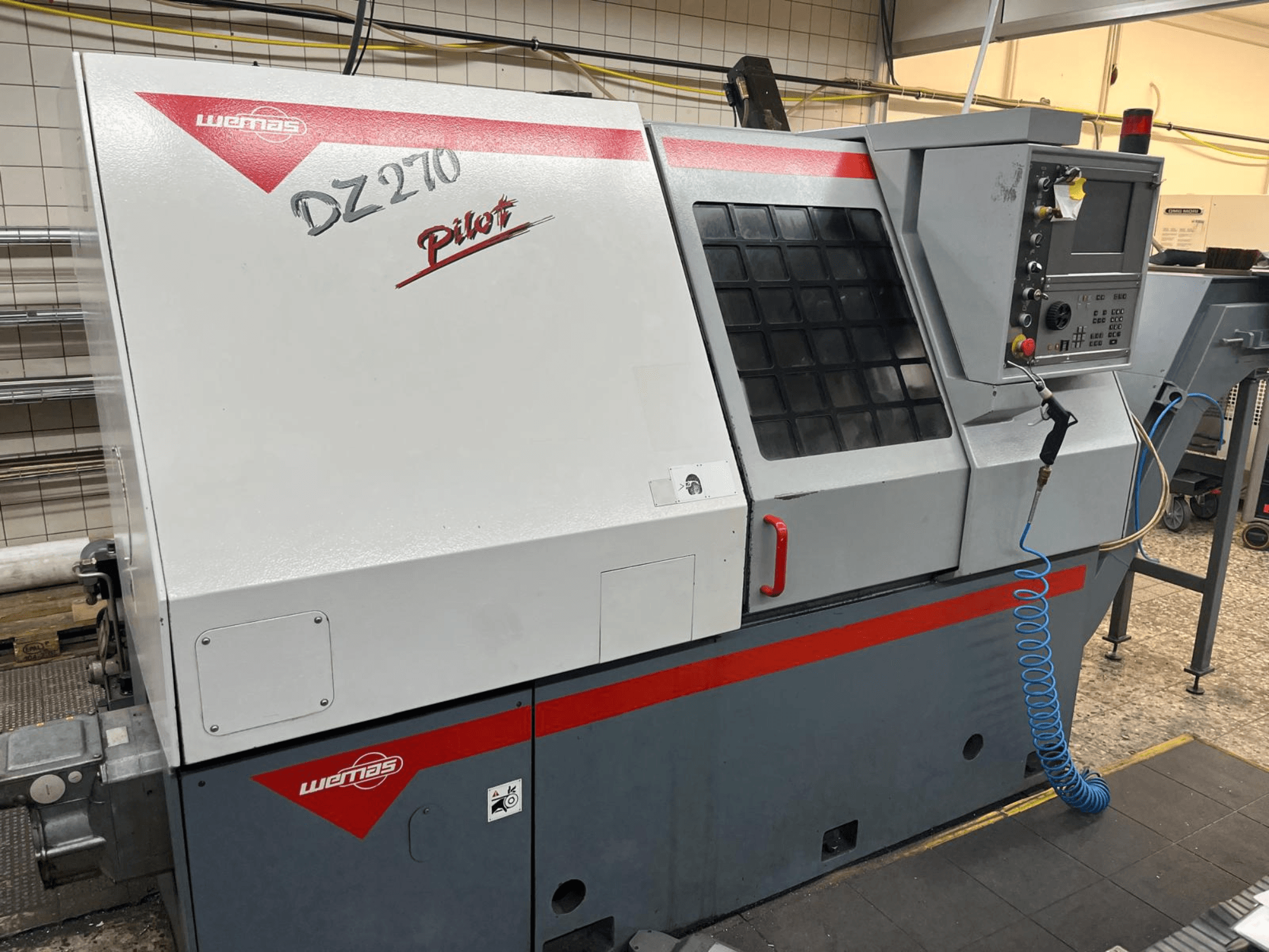 Máquina de tornear horizontal WEMAS DZ 270 vista de frente, com painel de controlo, ventilação e caraterísticas de segurança.
