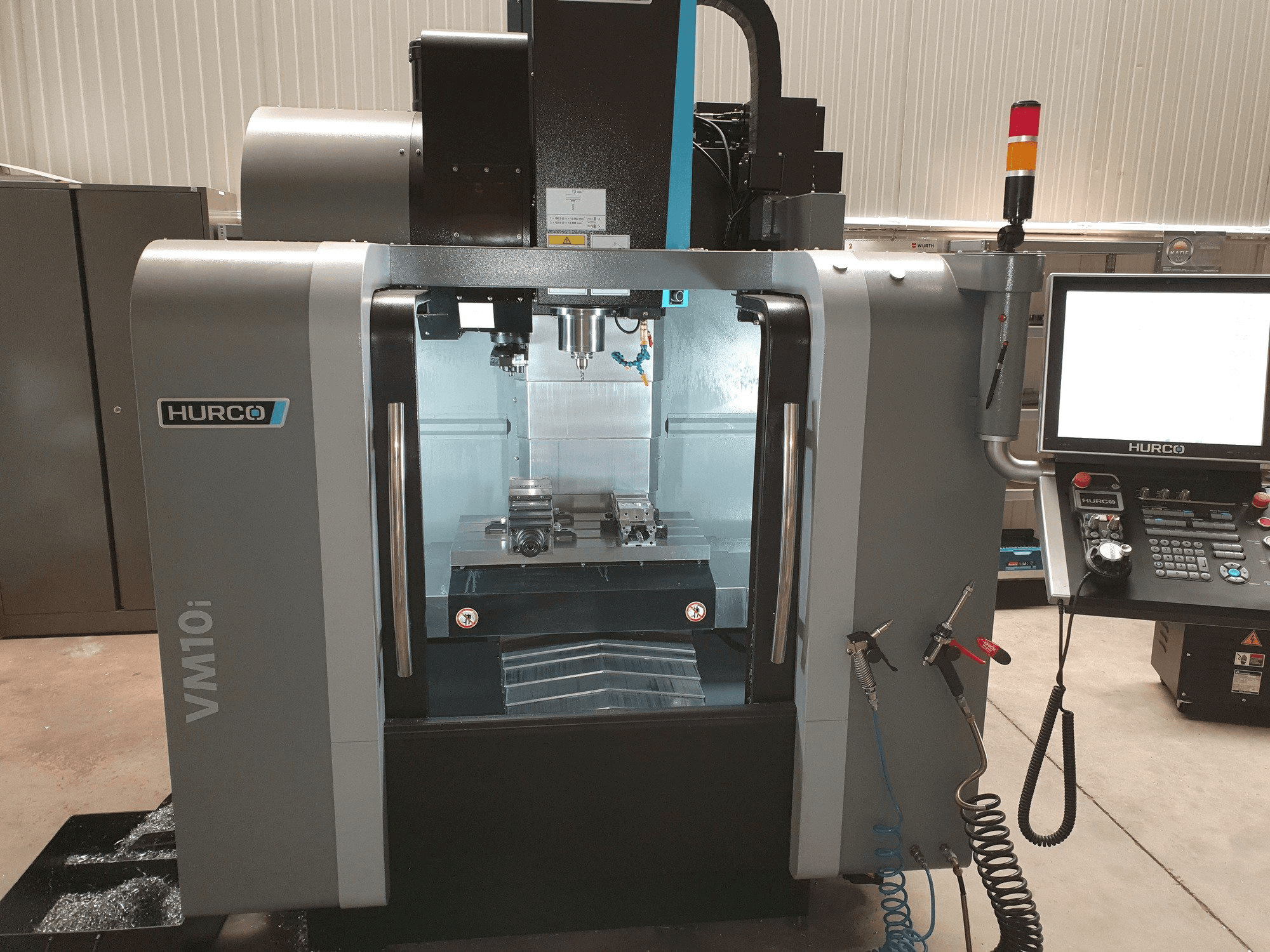 Vista Frontal da Hurco VM10i máquina
