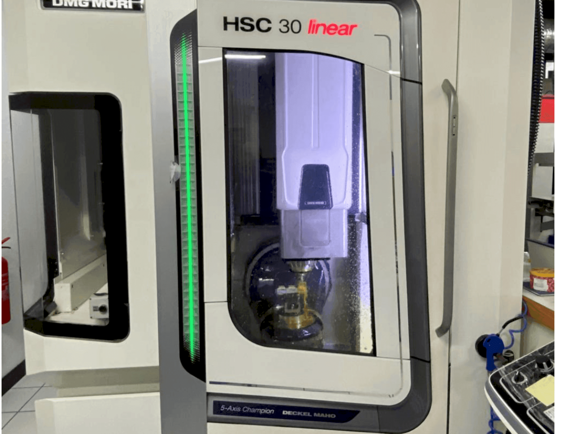 Vista Frontal da DMG MORI HSC 30 linear máquina