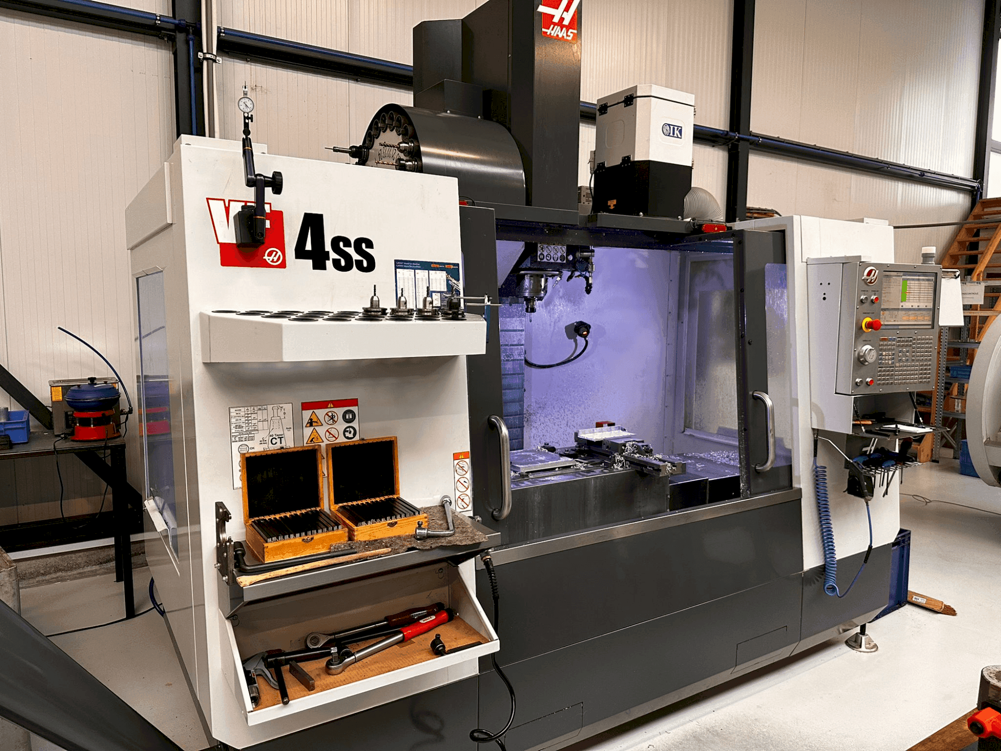 Vista Frontal da HAAS VF-4SS máquina