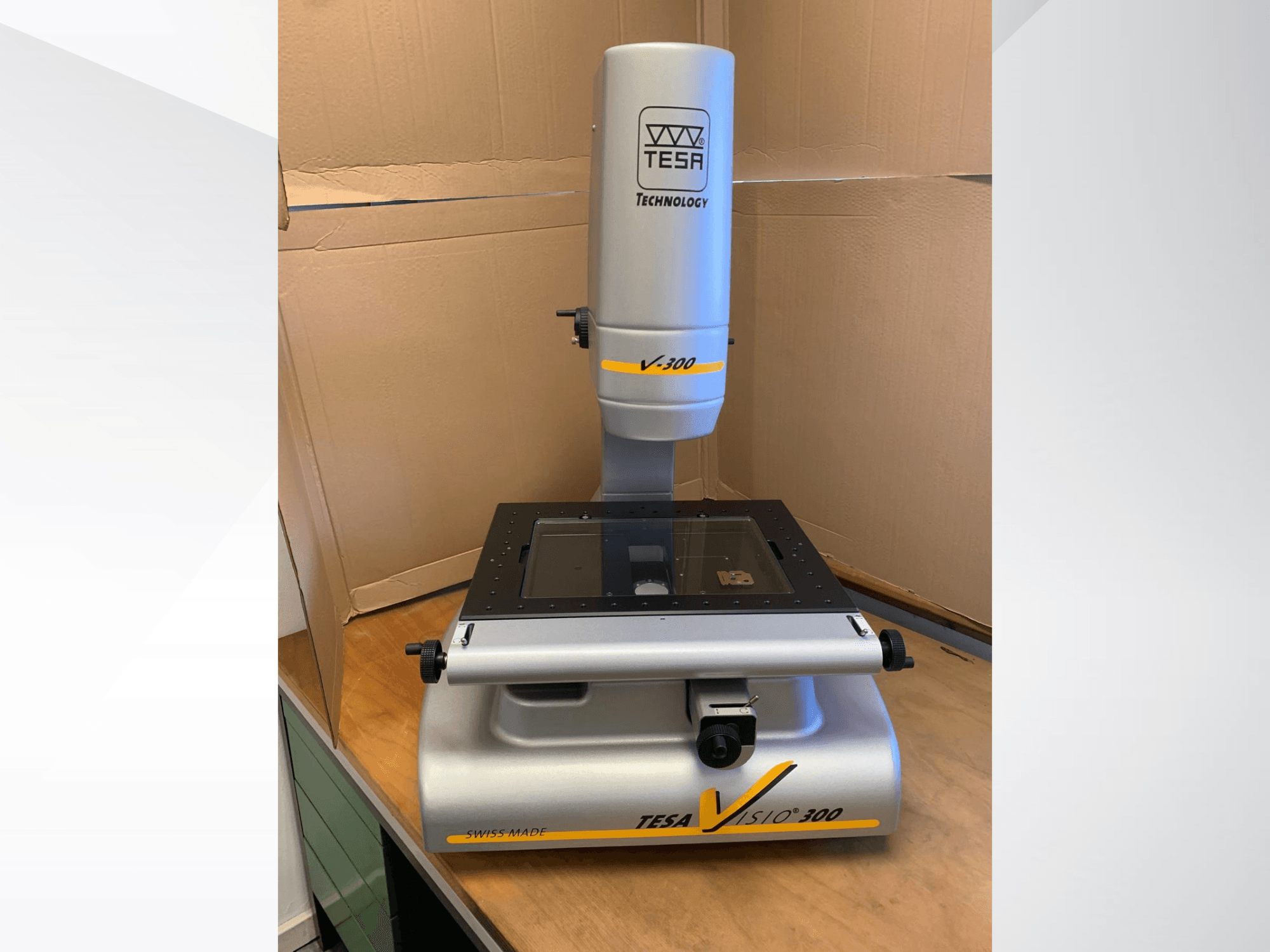 Máquina de medição ótica TESA Visio 300, vista frontal, com uma superfície de medição clara e componentes ajustáveis. De fabrico suíço.